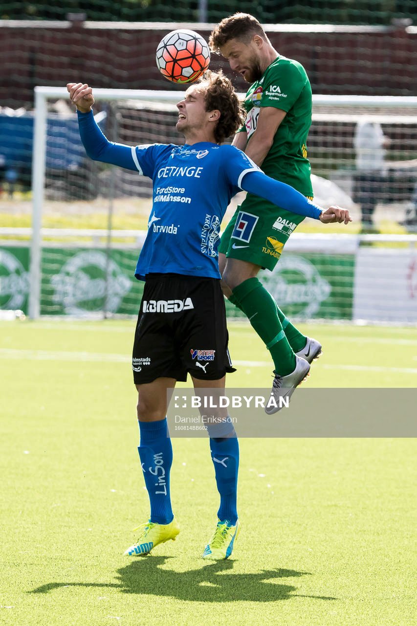 kamp om bollen i fotbollsmatchen i superettan mellan