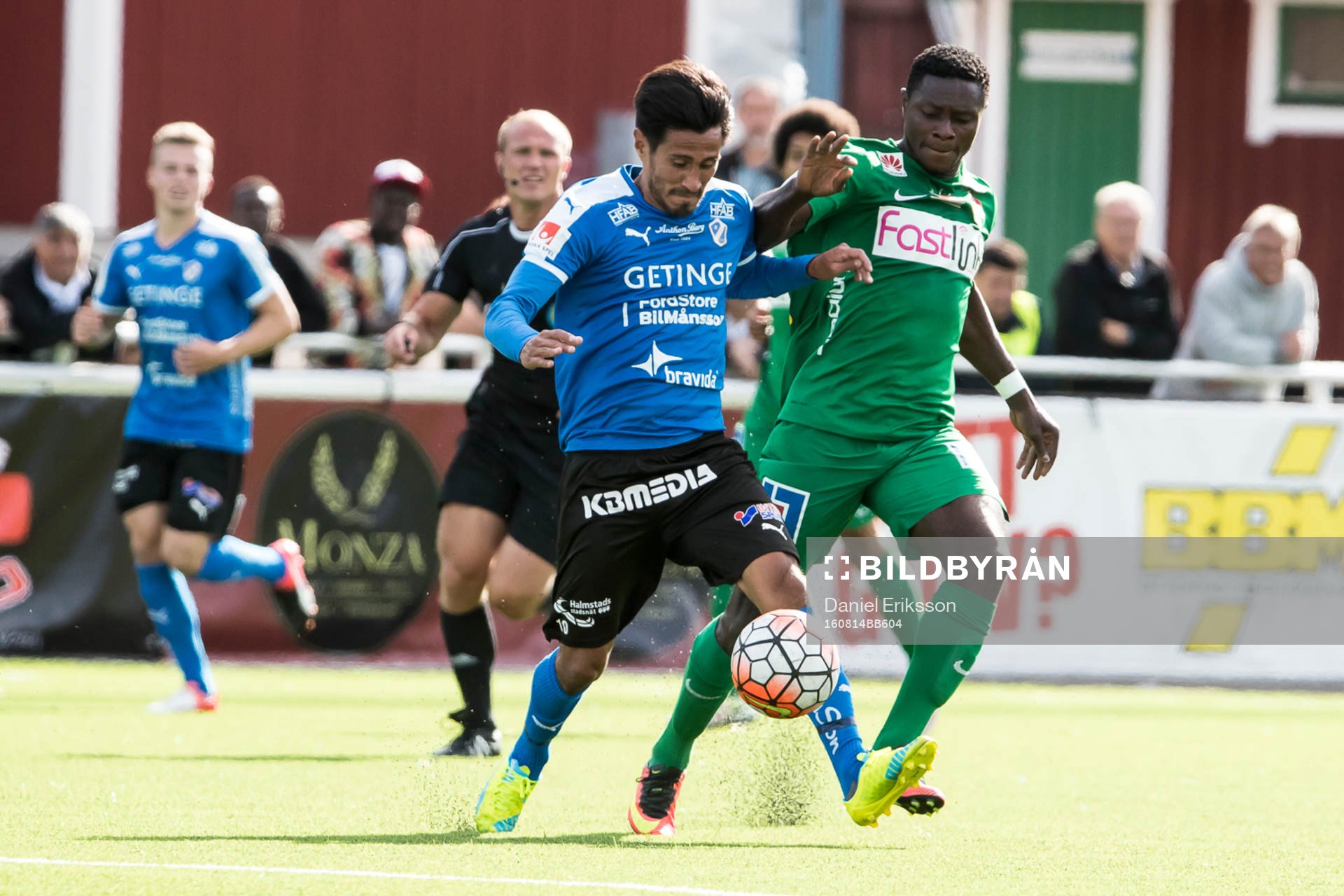 Halmstads Antonio Rojas i kamp om bollen med Dalkurds