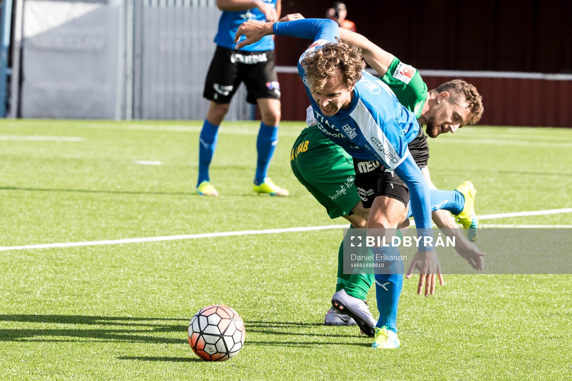 Kamp om bollen Halmstads Alexander Henningsson  i