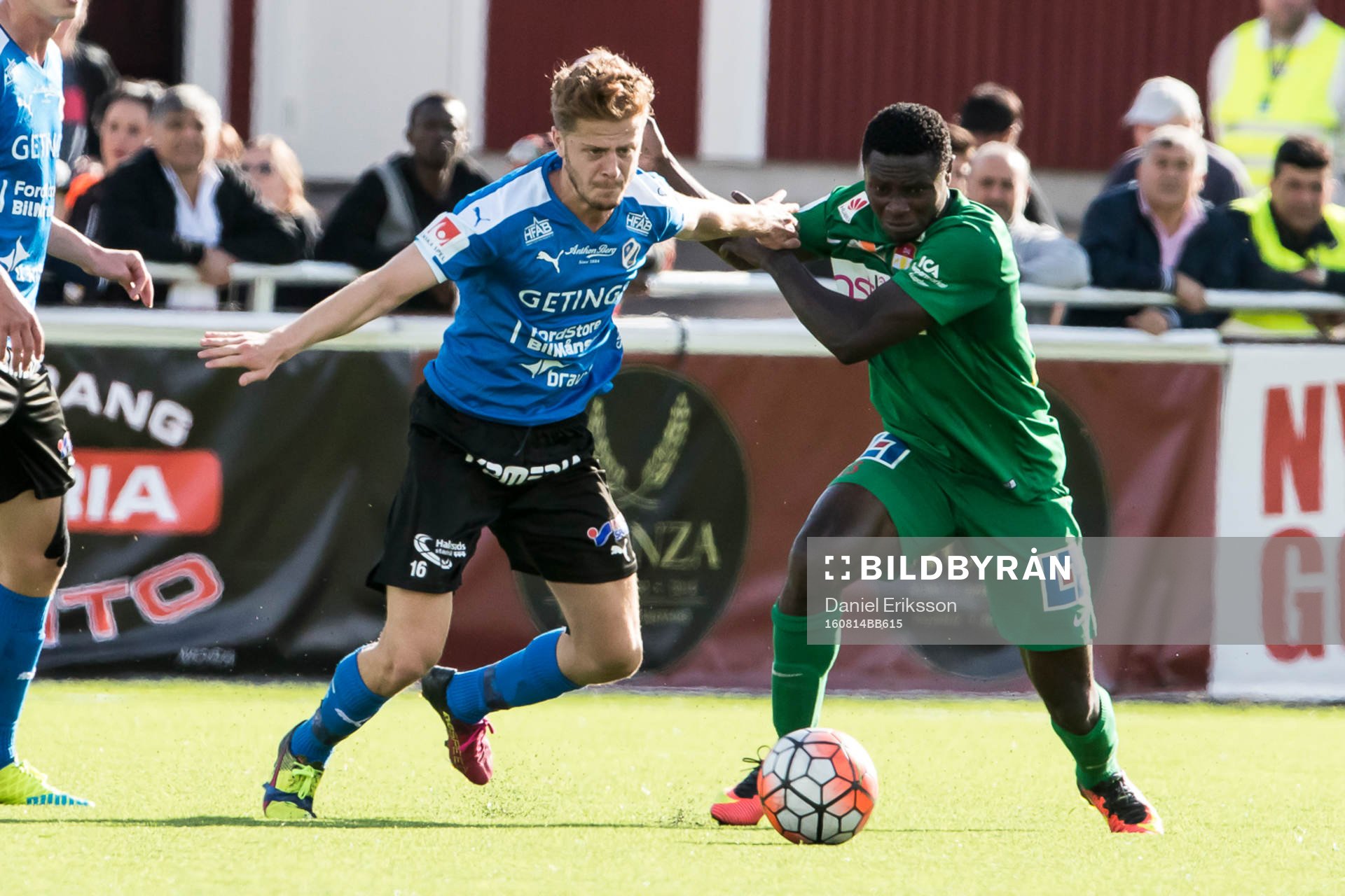 Dalkurds Imed Louati och Halmstads Rebin Asaad  i fotbollsmatchen i superettan mellan Dalkurd och Halmstad den 14 augusti 2016 i Borlänge.