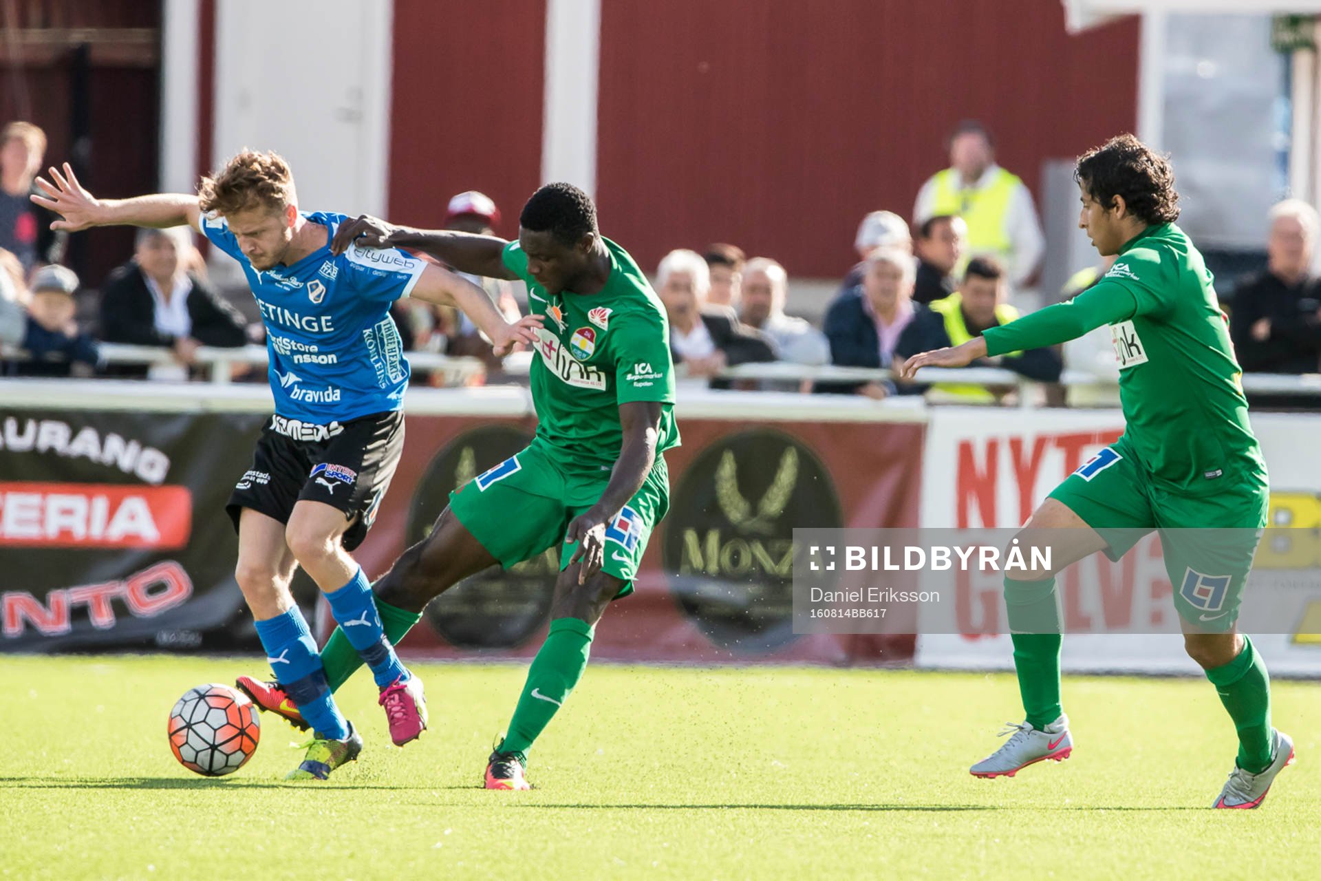 Dalkurds Imed Louati och Halmstads Rebin Asaad  i fotbollsmatchen i superettan mellan Dalkurd och Halmstad den 14 augusti 2016 i Borlänge.