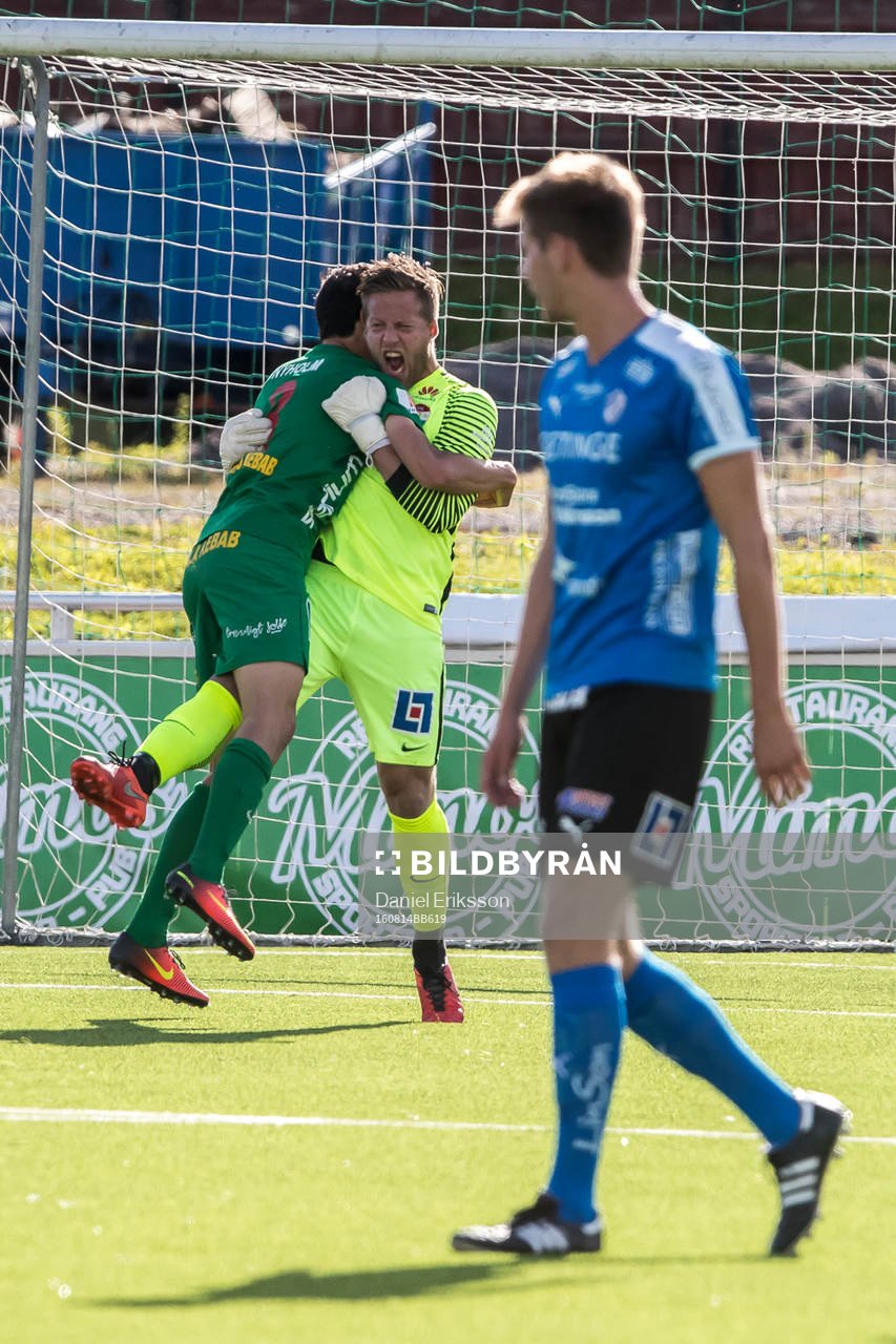Dalkurds målvakt Frank Pettersson jublar tillsammans med Jesper Nyholm efter 1-0 seger i fotbollsmatchen i superettan mellan Dalkurd och Halmstad den 14 augusti 2016 i Borlänge.