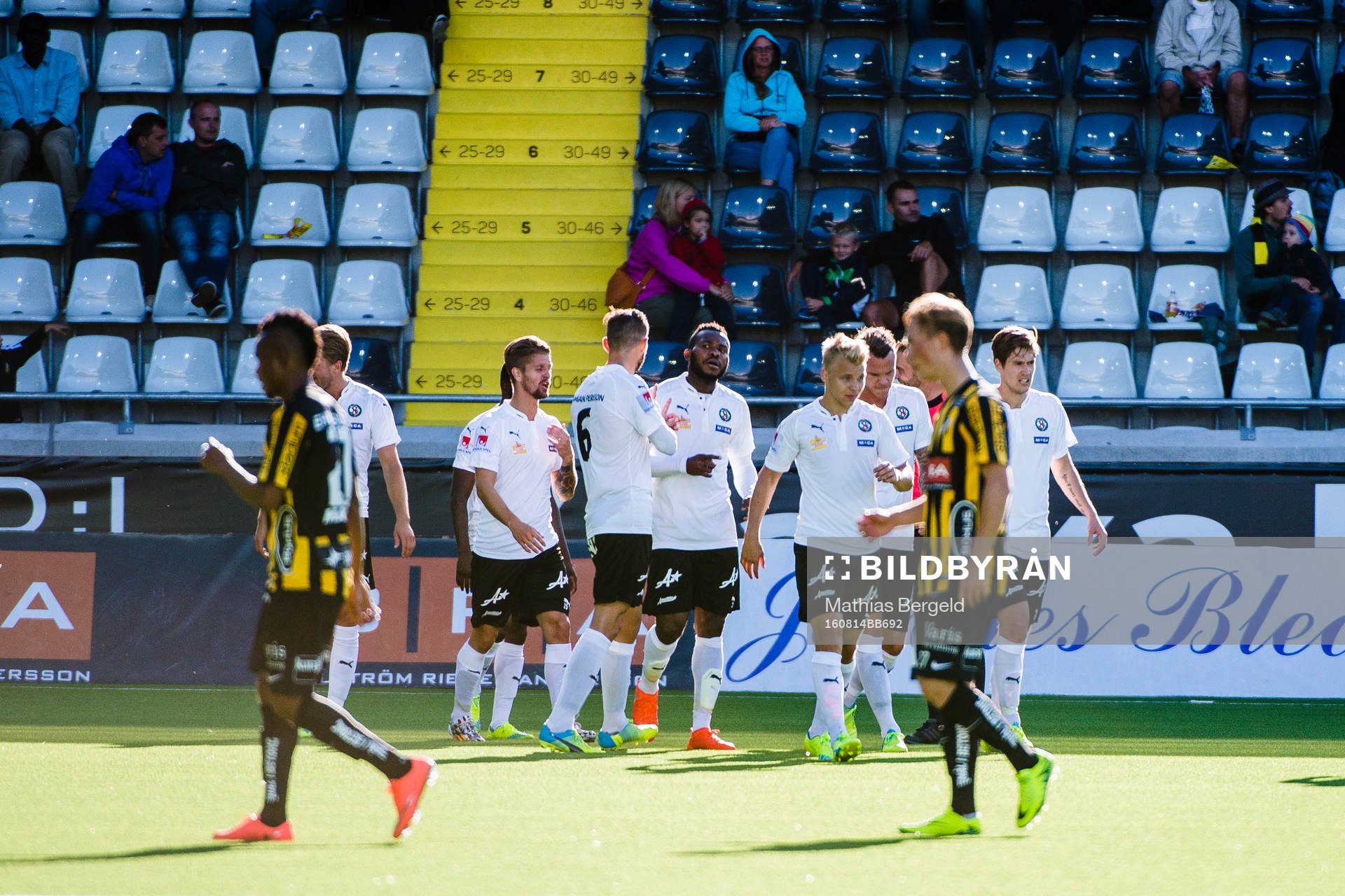 Häckens Nasiru Mohammed och Joel Andersson deppar medan