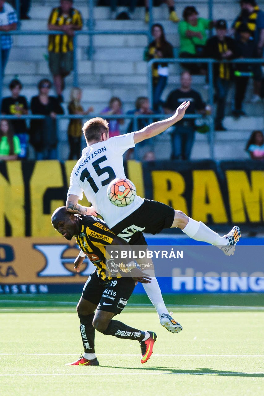 Häckens John Owoeri och Örebros Martin Lorentzson i