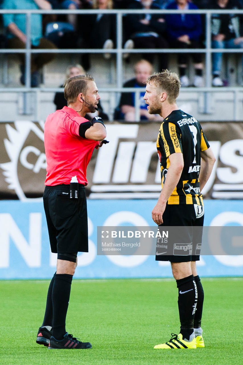 Domare Johan Hamlin varnar Häckens Rasmus Lindgren