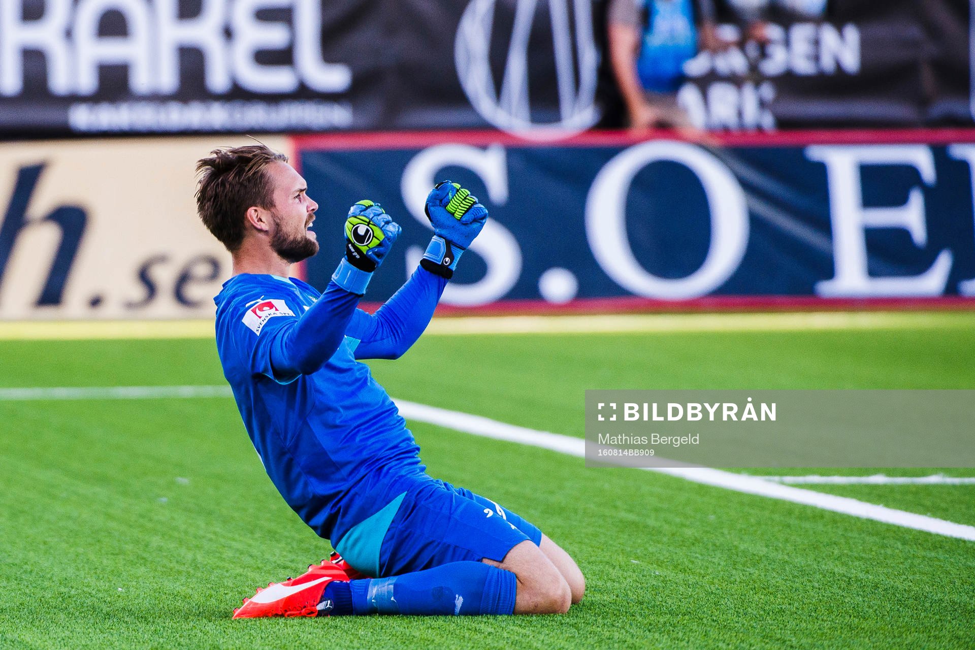 Örebros målvakt Oscar Jansson jublar efter slutsignal i fotbollsmatchen i Allsvenskan mellan Häcken och Örebro den 14 augusti 2016 i Göteborg.