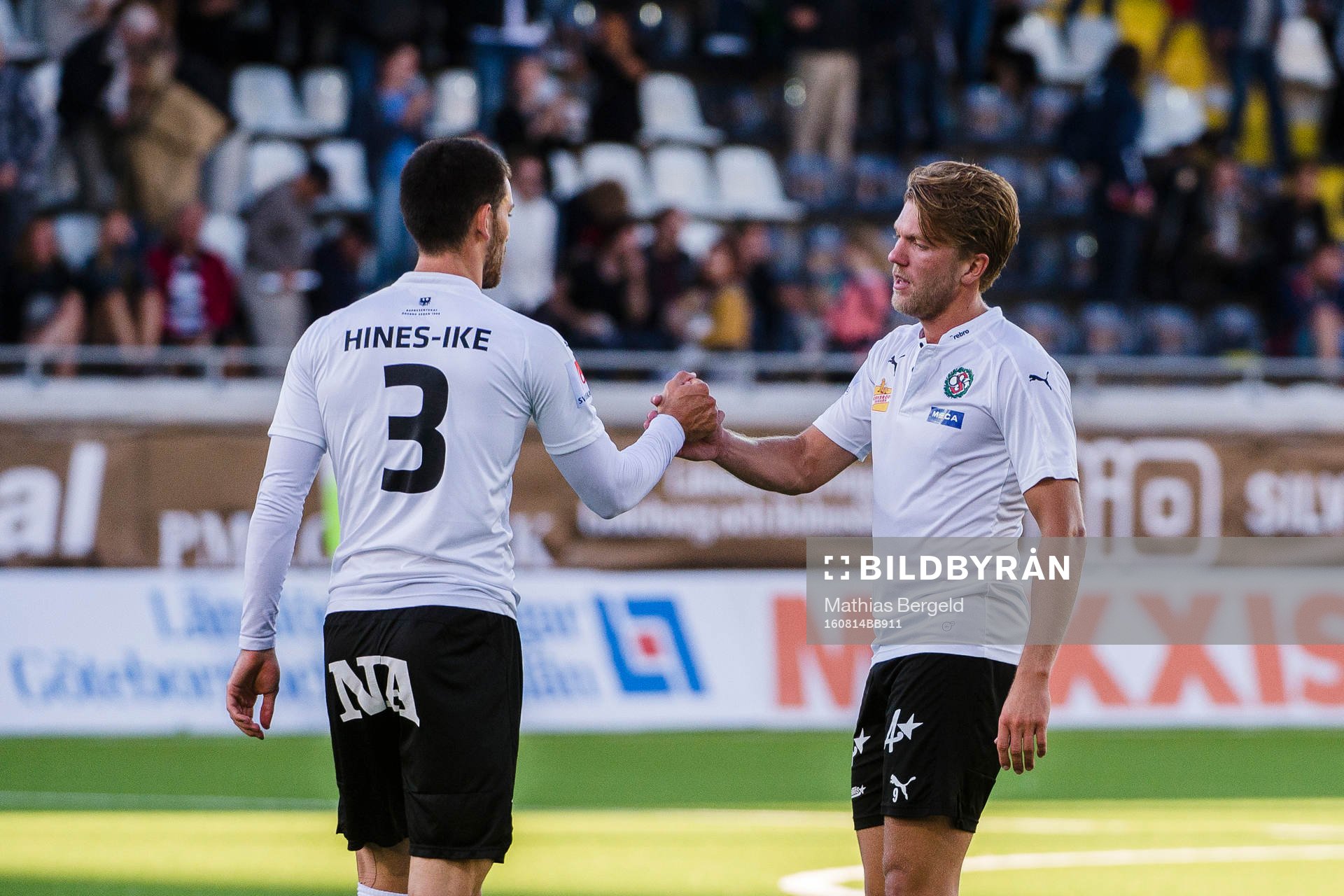 Örebros Brendan Hines-Ike och Martin Broberg jublar