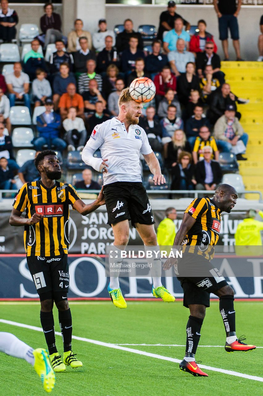 Örebros Michael Almebäck nickar undan bollen framför