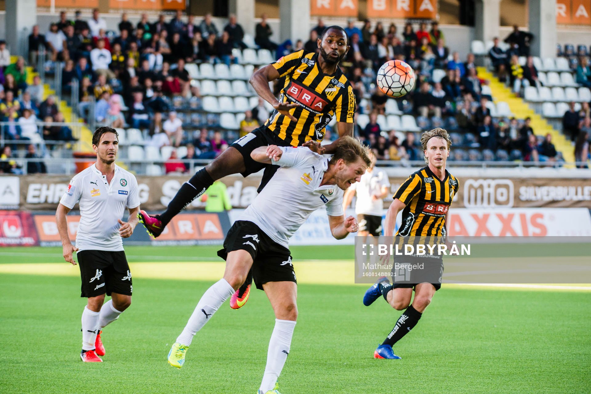 Örebros Nordin Gerzic och Häckens Rasmus Schuller ser