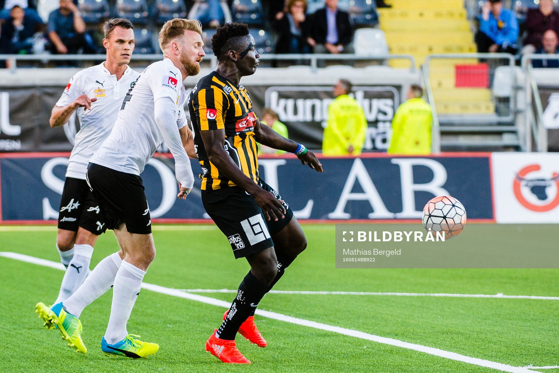 Örebros Michael Almebäck och Häckens Alhassan Kamara