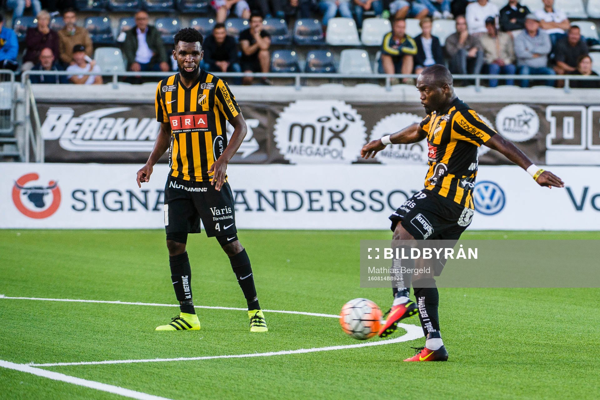 Häckens John Owoeri skjuter