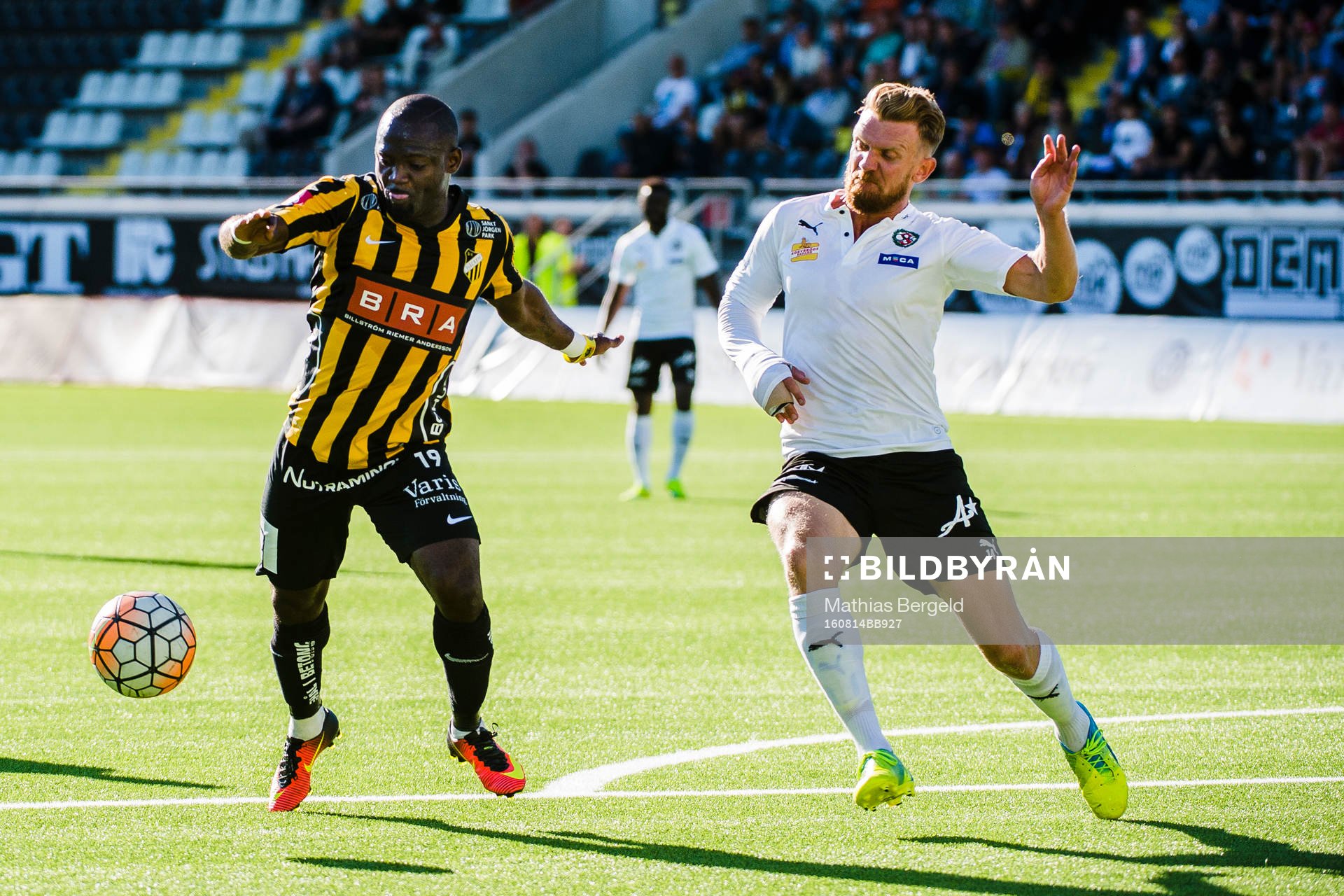 Häckens John Owoeri skjuter och Örebros Michael Almebäck