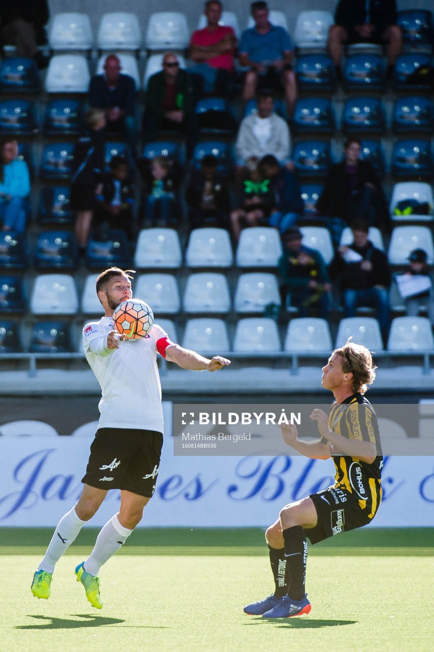 Örebros Robert Åhman Persson tar ner bollen framför