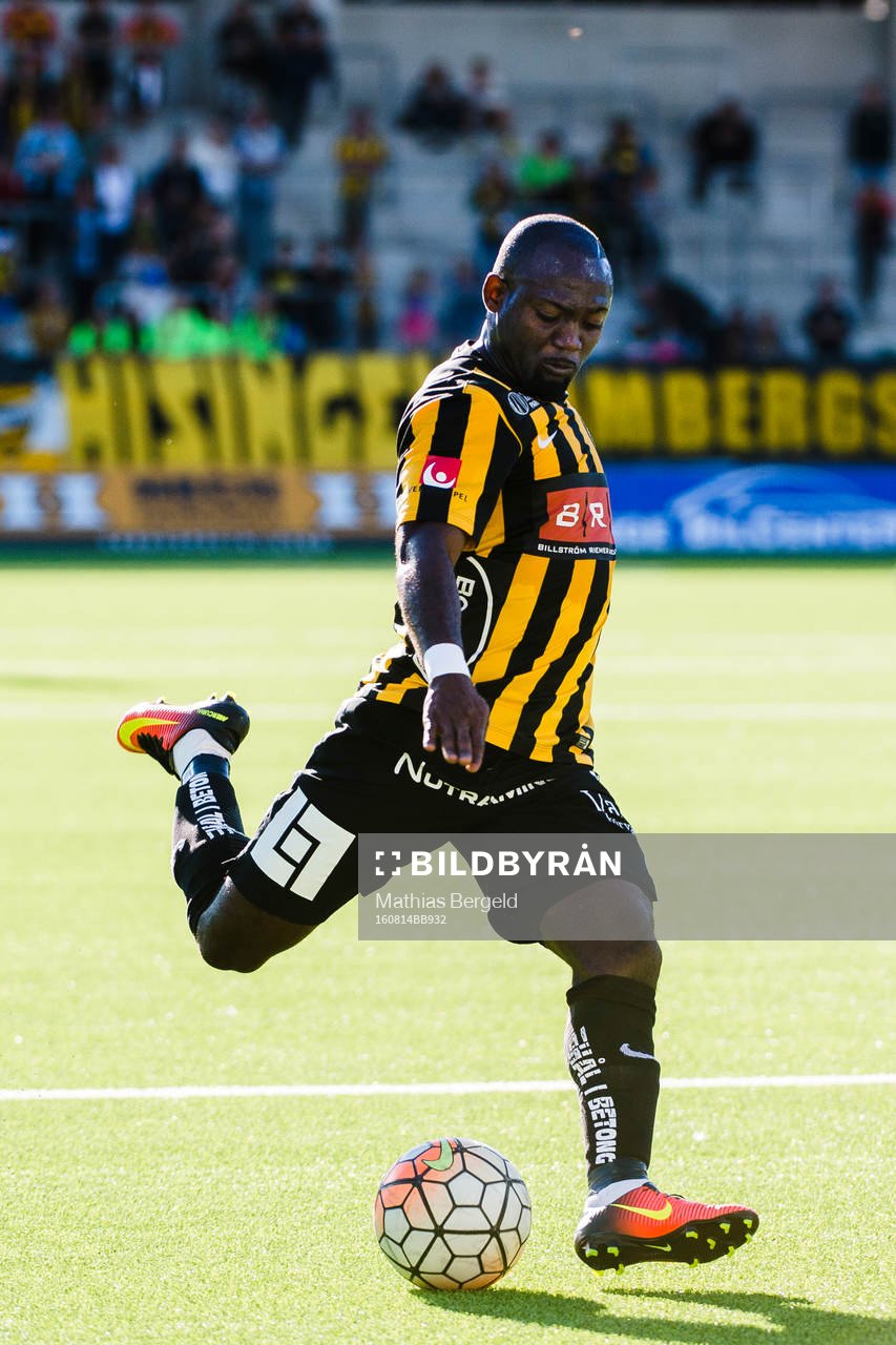 Häckens John Owoeri skjuter