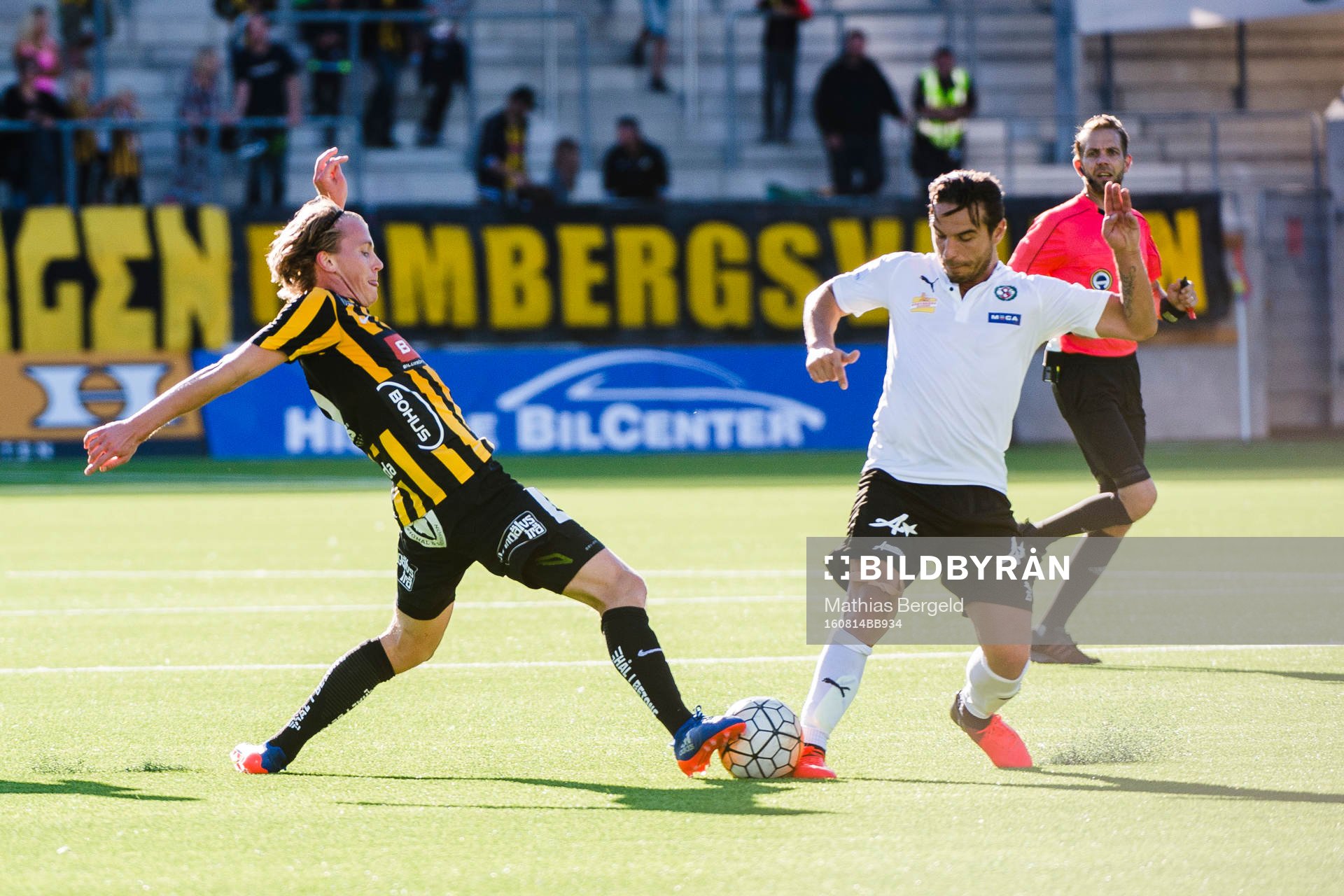 Örebros Nordin Gerzic och Häckens Rasmus Schuller i