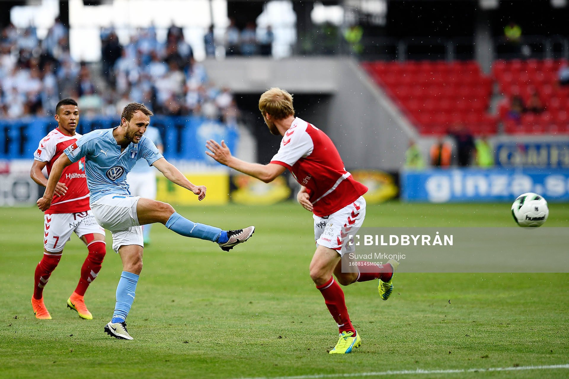 Malmö FFs Magnus Wolff Eikrem med ett skott på mål