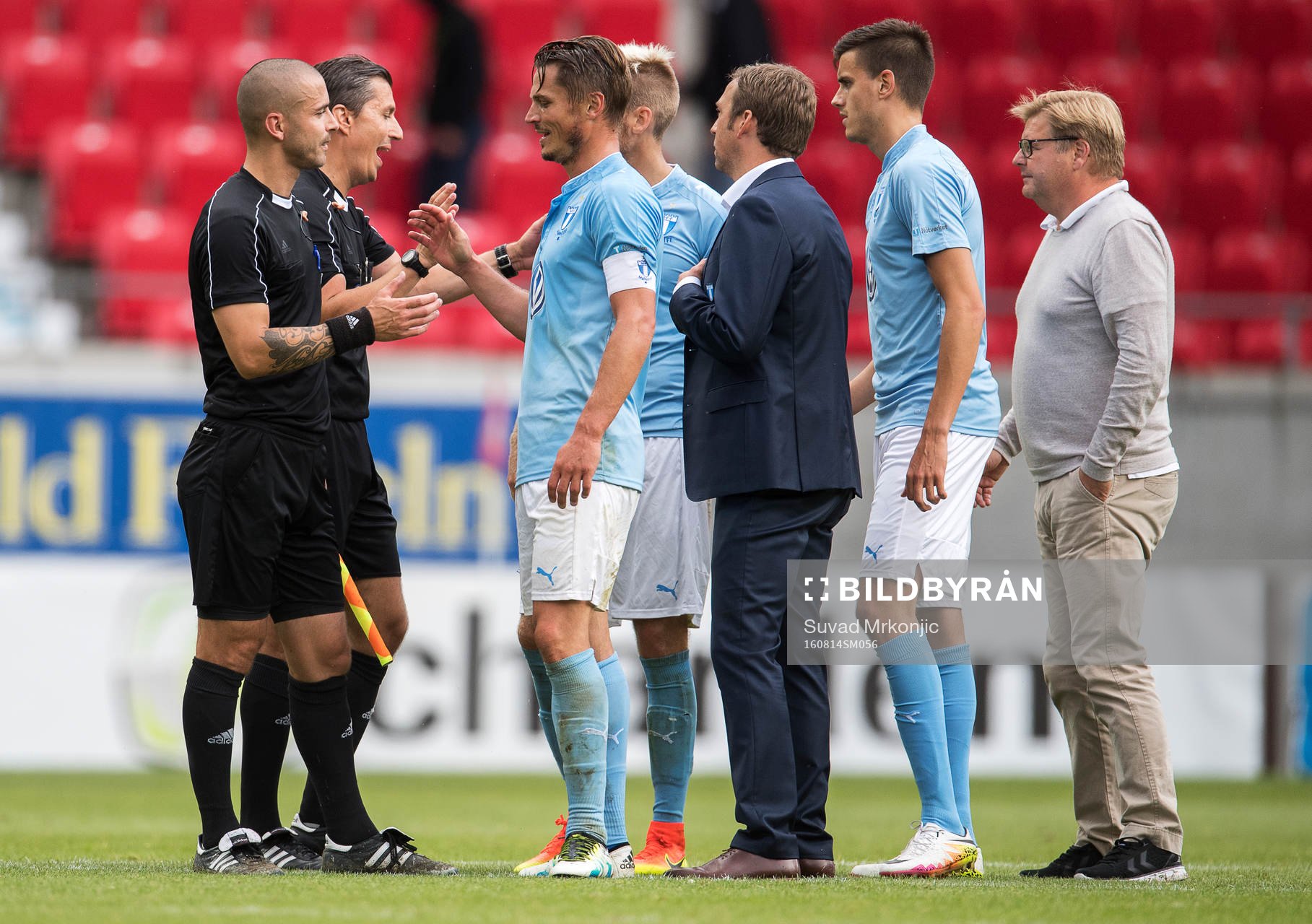 Malmö FFs Markus Rosenberg och tränare Allan Kuhn samt Kalmars tränare Peter Swärdh pratade med domarna efter fotbollsmatchen i Allsvenskan mellan Kalmar och Malmö den 14 augusti 2016 i Kalmar.