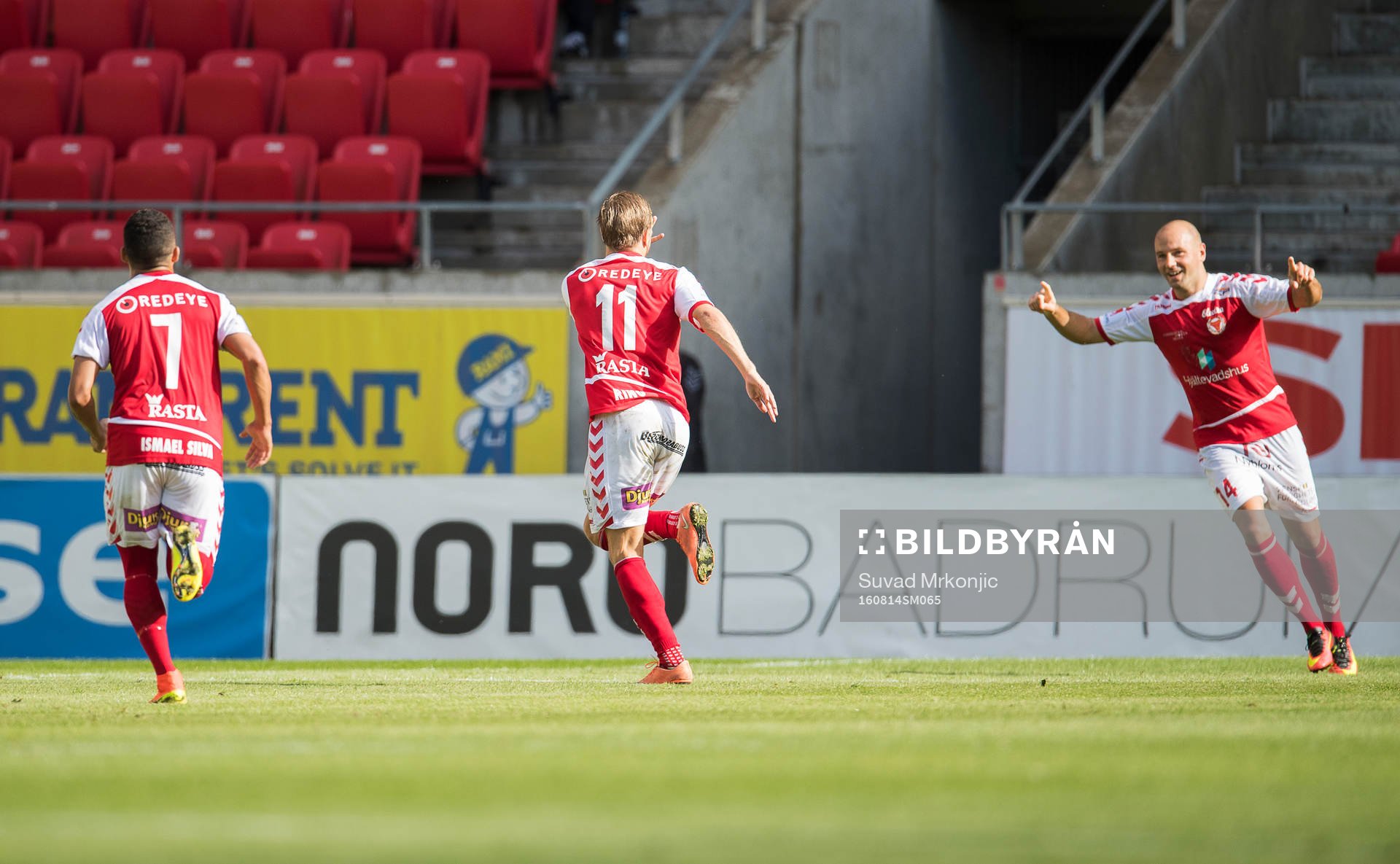 Kalmars Jonathan Ring jublar tillsammans med Ismael Silva Lima och Stefan Larsson efter sitt mål under fotbollsmatchen i Allsvenskan mellan Kalmar och Malmö den 14 augusti 2016 i Kalmar.