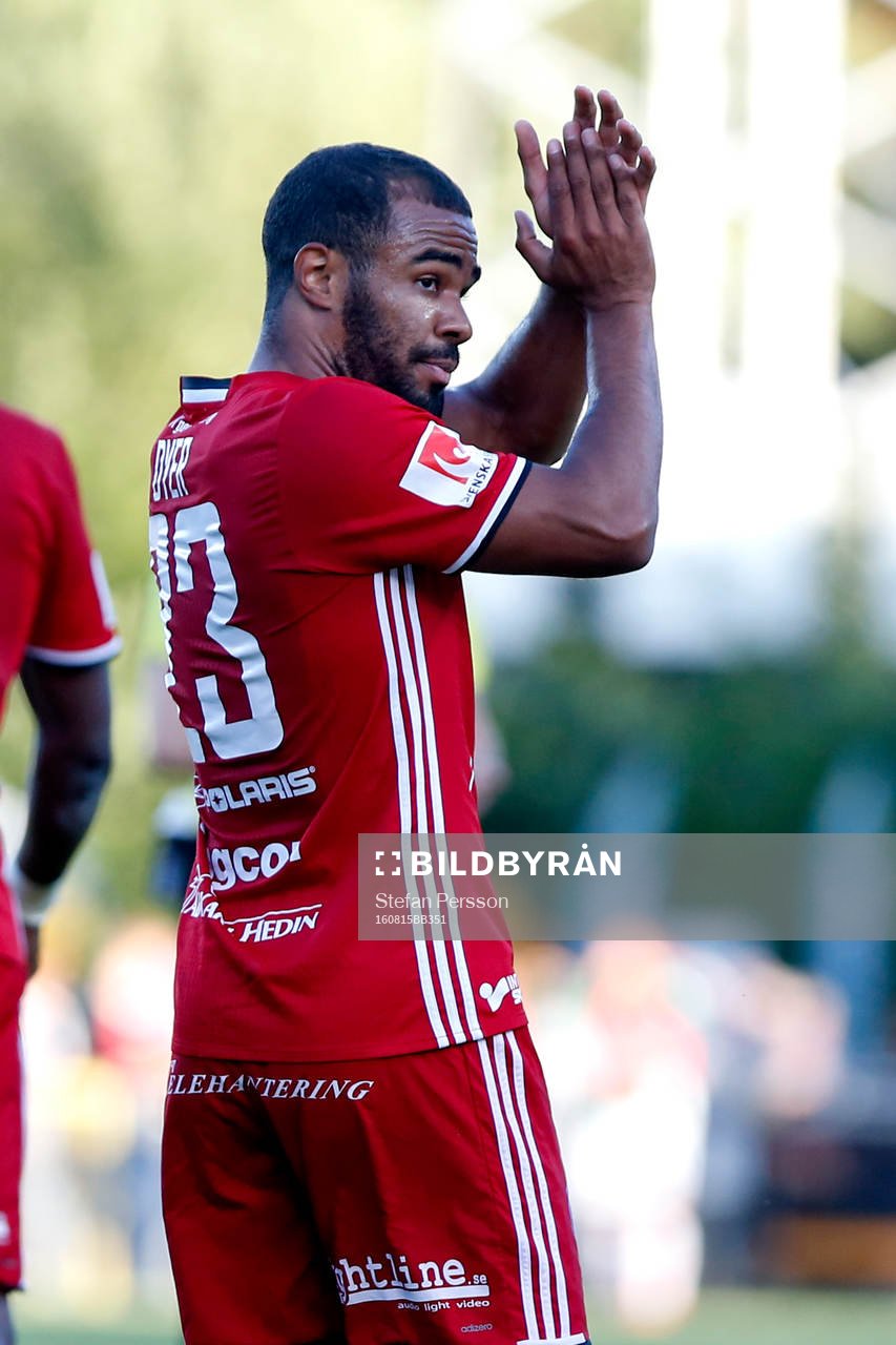 Östersunds Alex Dyer jublar