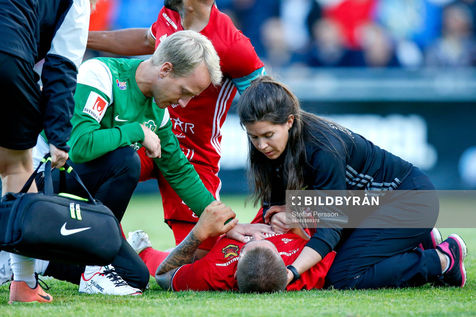 Östersunds Douglas Bergqvist tas om hand med en huvudskada