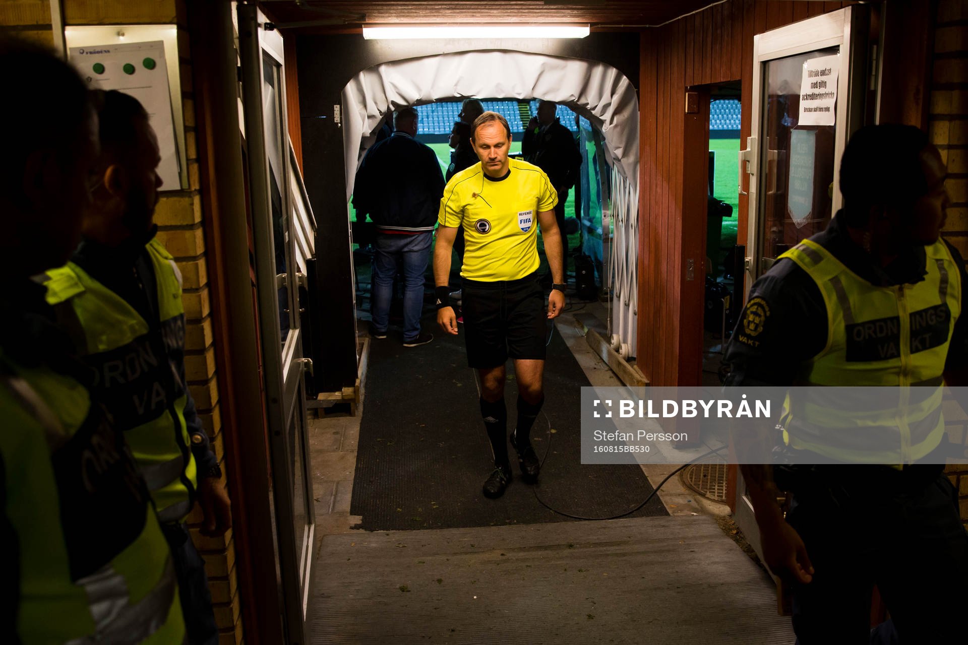 Domaren Jonas Eriksson påväg ut från arenan