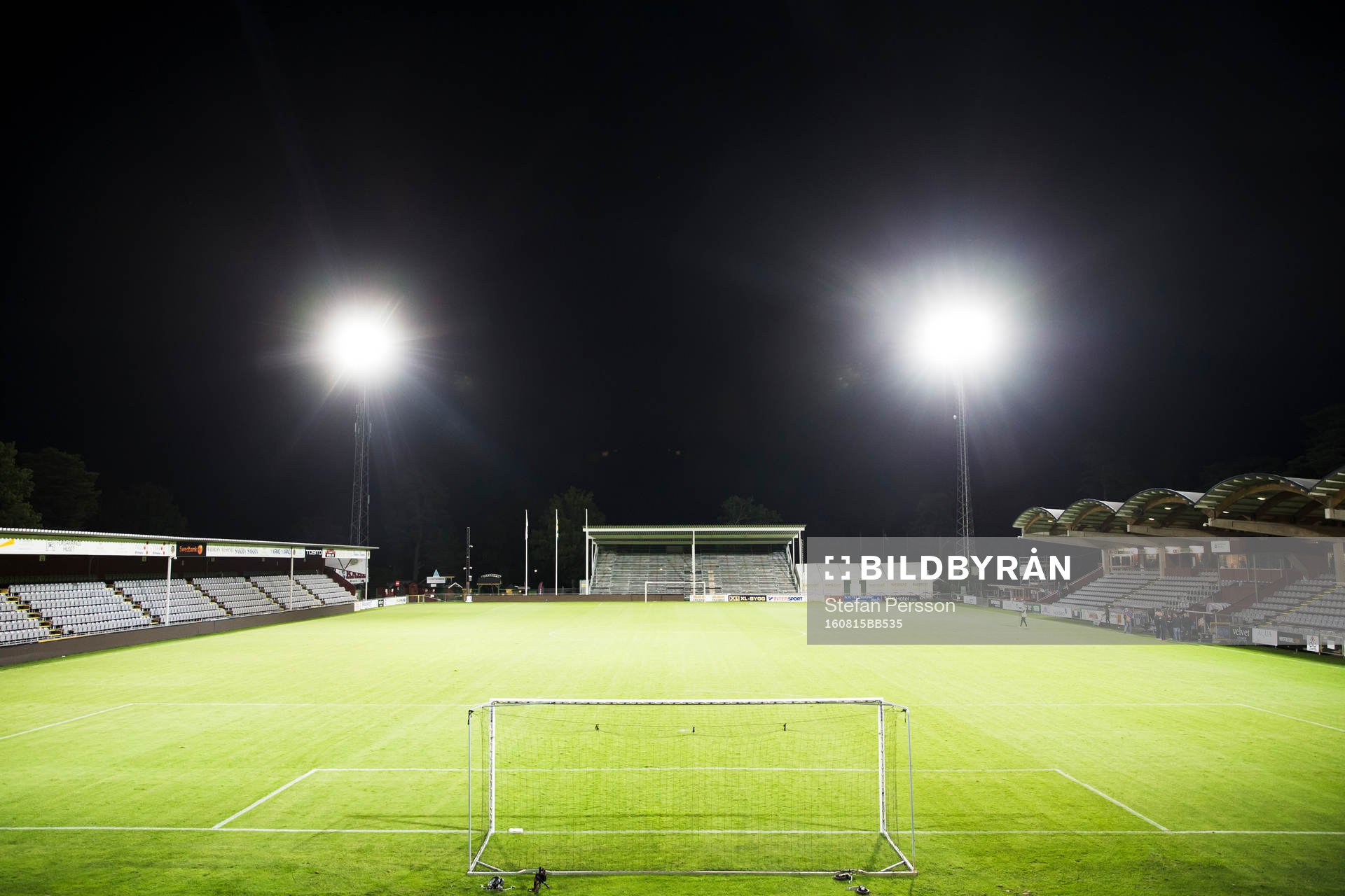 Översikt från familjeläktaren från vilken huliganen hoppas in på planen under fotbollsmatchen i Allsvenskan mellan Jönköping och Östersund den 15 augusti 2016 i Jönköping. 