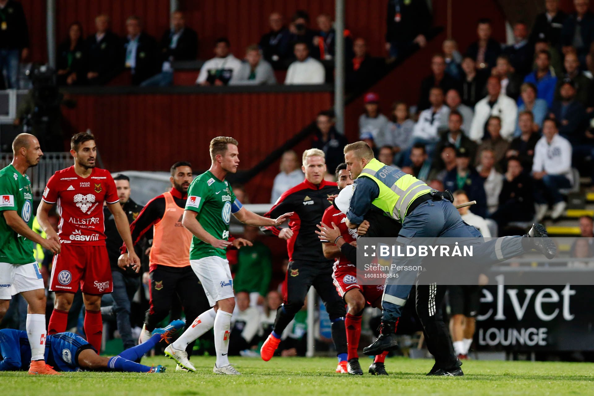 Person som tar sig in på plan och slår ner Östersunds