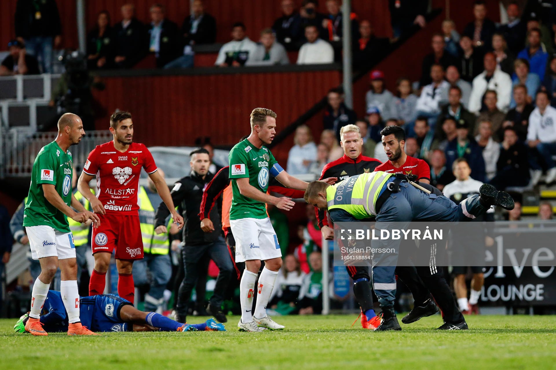 Person som tar sig in på plan och slår ner Östersunds