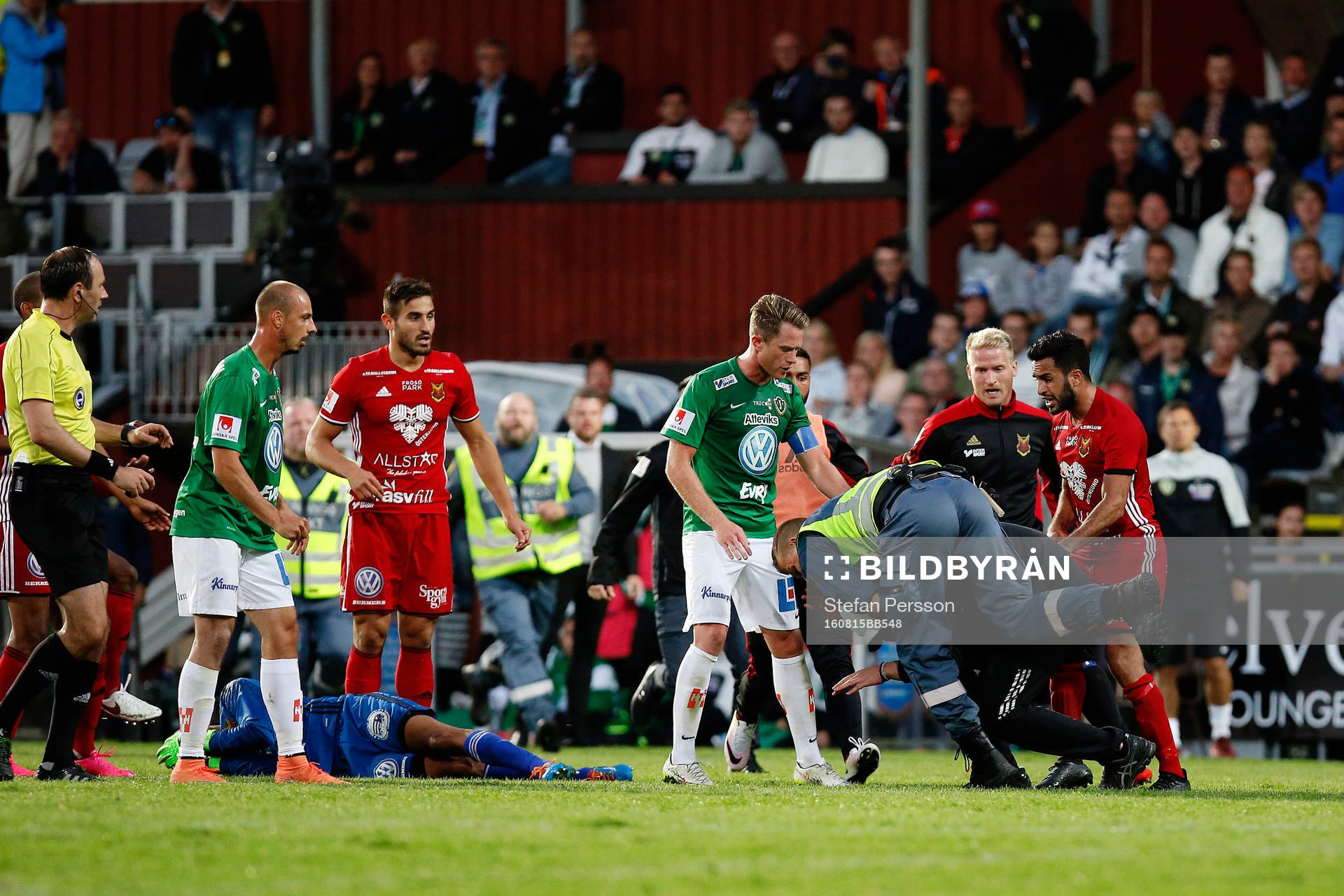 Person som tar sig in på plan och slår ner Östersunds