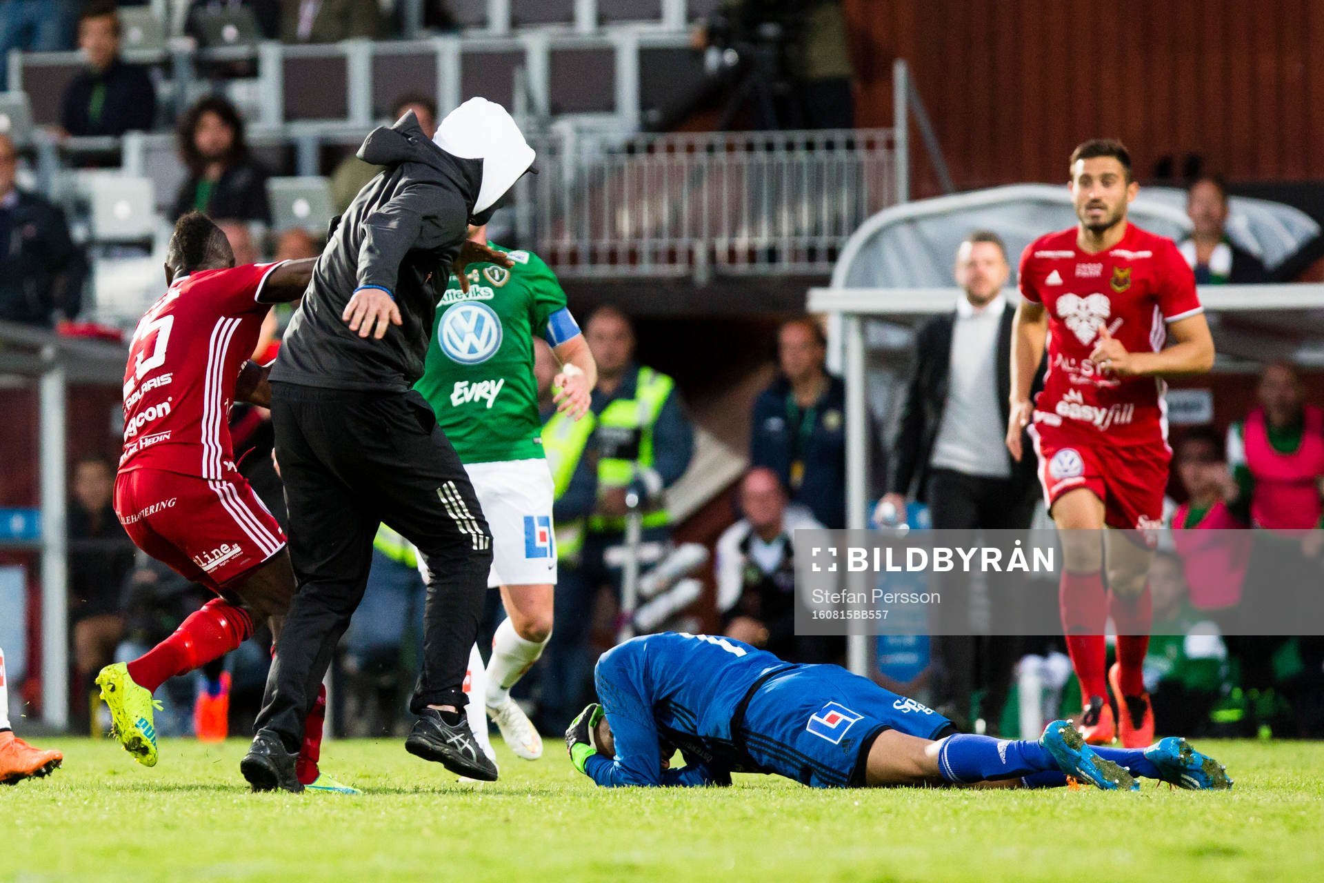 Person tar sig in på planen och jagar ifatt och slår ner