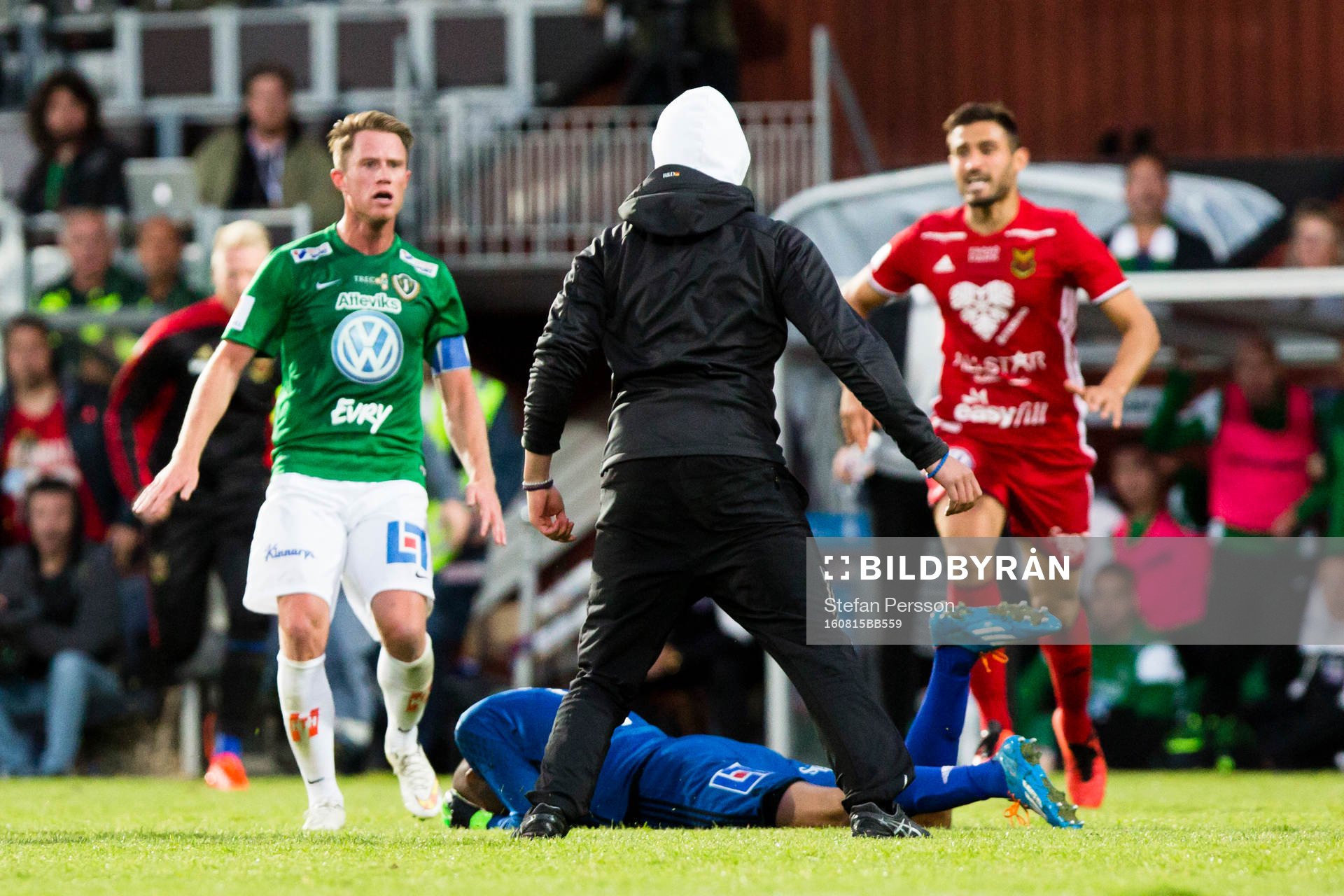 Person tar sig in på planen och jagar ifatt och slår ner