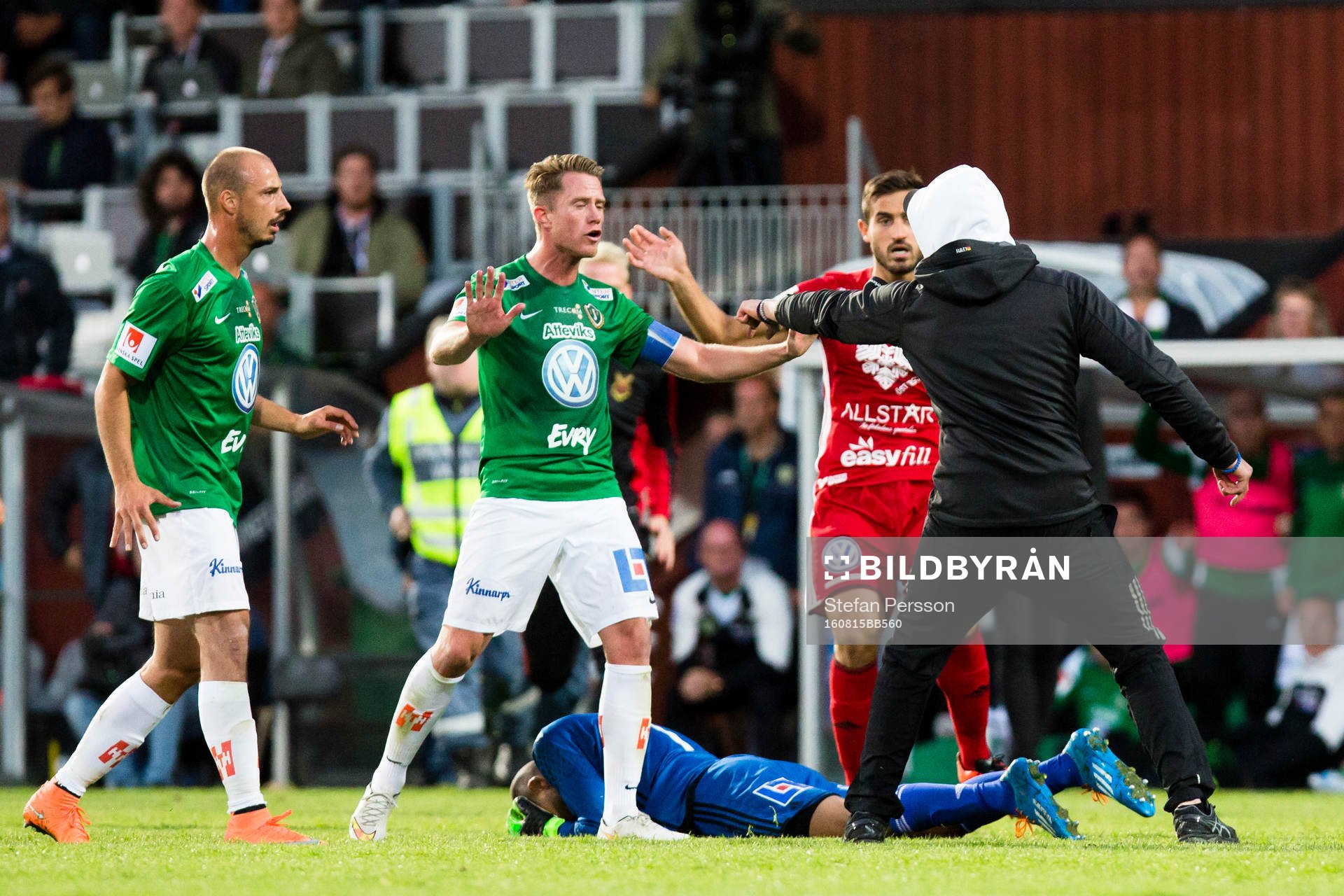 Person tar sig in på planen och jagar ifatt och slår ner