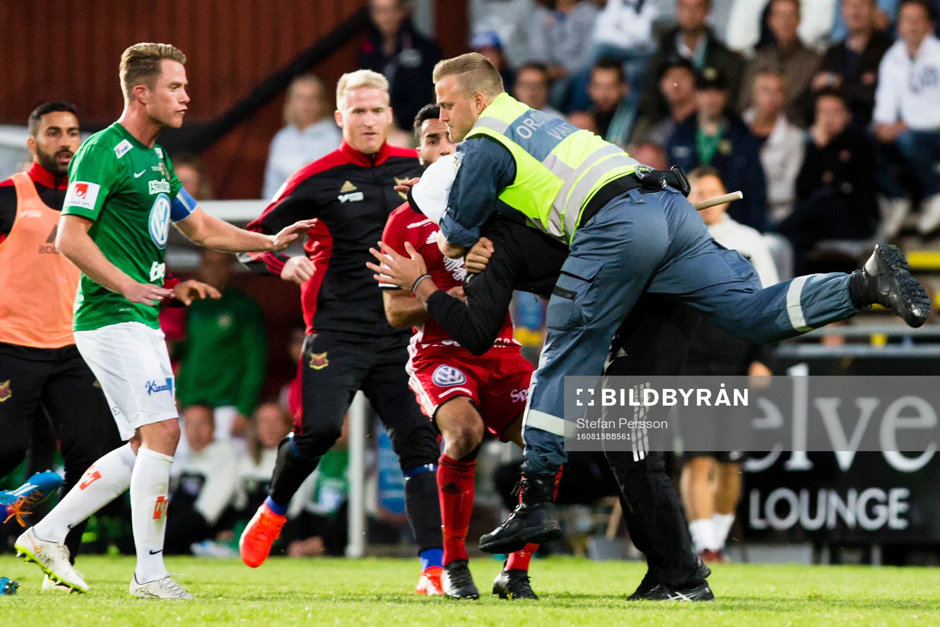 Person tar sig in på planen och jagar ifatt och slår ner