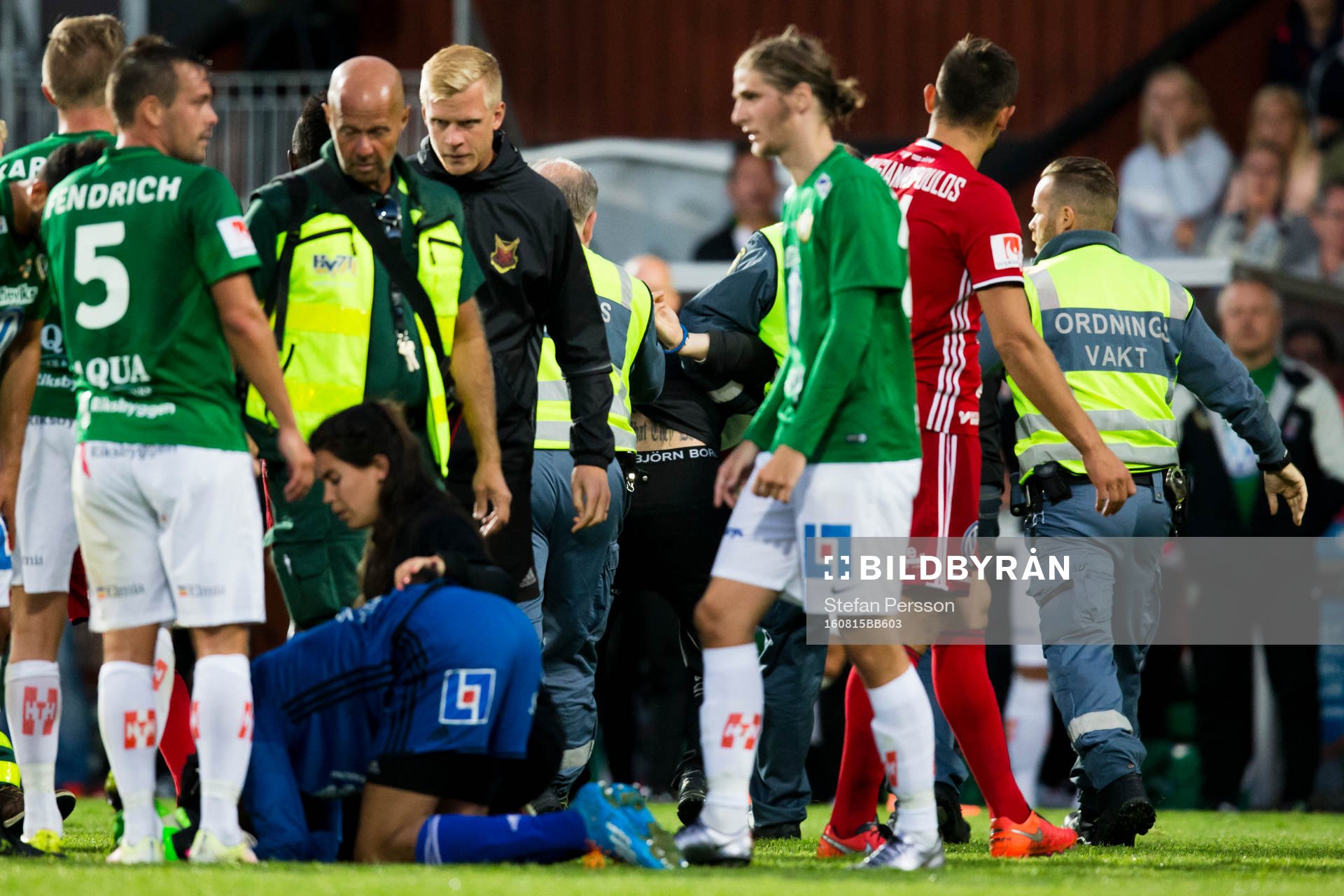 Östersunds Aly Keita tas omhand medans personen som