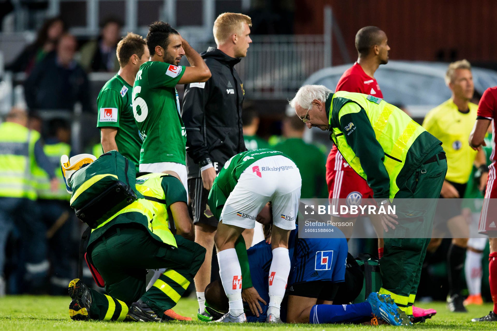 Östersunds Aly Keita tas omhand medans personen som