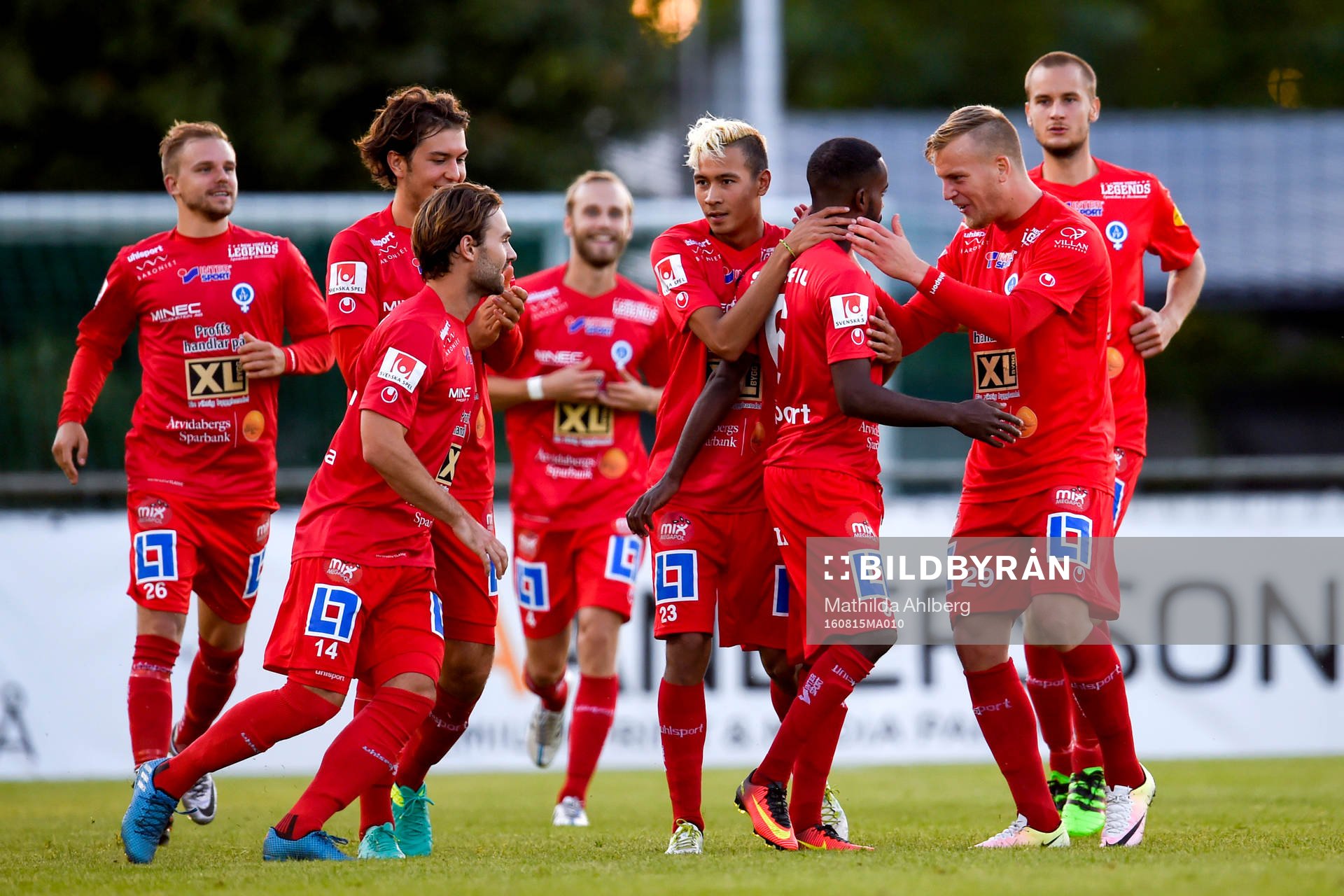 Åtvidabergs Ammar Ahmed jublar med lagkamraterna