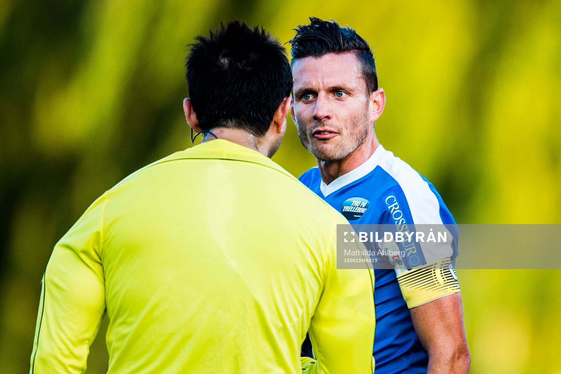 Trelleborgs Kristian Haynes i diskussion med domaren