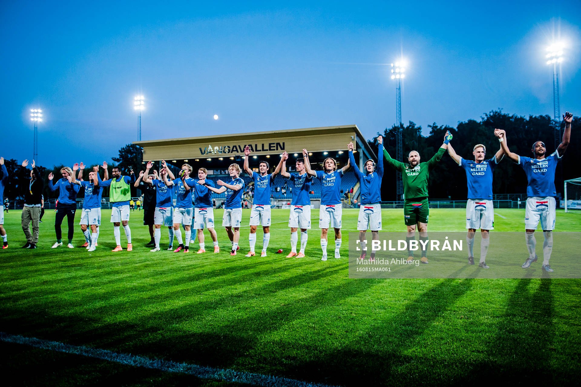 Trelleborgs spelare jublar mot publiken efter vinsten med 5-2 i fotbollsmatchen i Superettan mellan Trelleborg och Åtvidaberg den 15 augusti 2016 i Trelleborg.