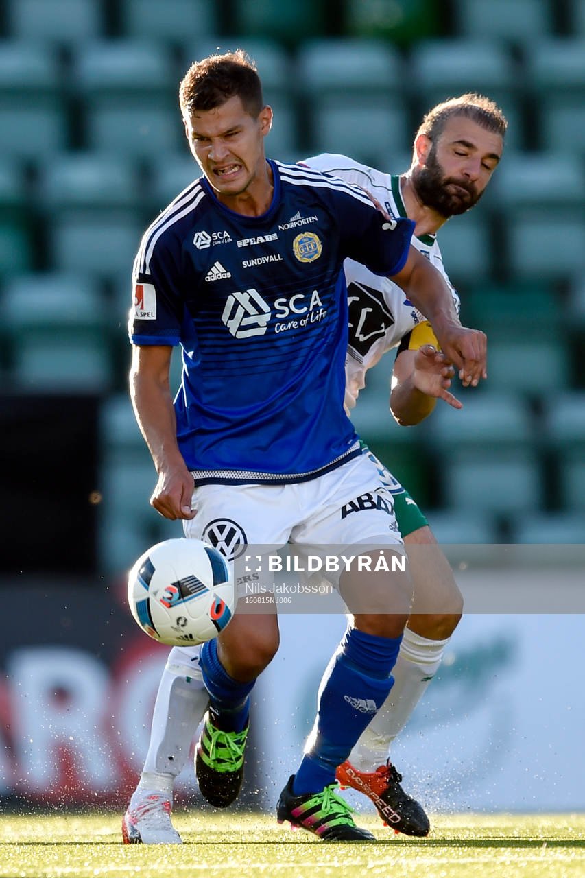 Sundsvalls Mauricio Albornoz och Hammarbys Kennedy Bakircioglu under fotbollsmatchen i Allsvenskan mellan GIF Sundsvall och Hammarby den 15 augusti 2016 i Sundsvall.