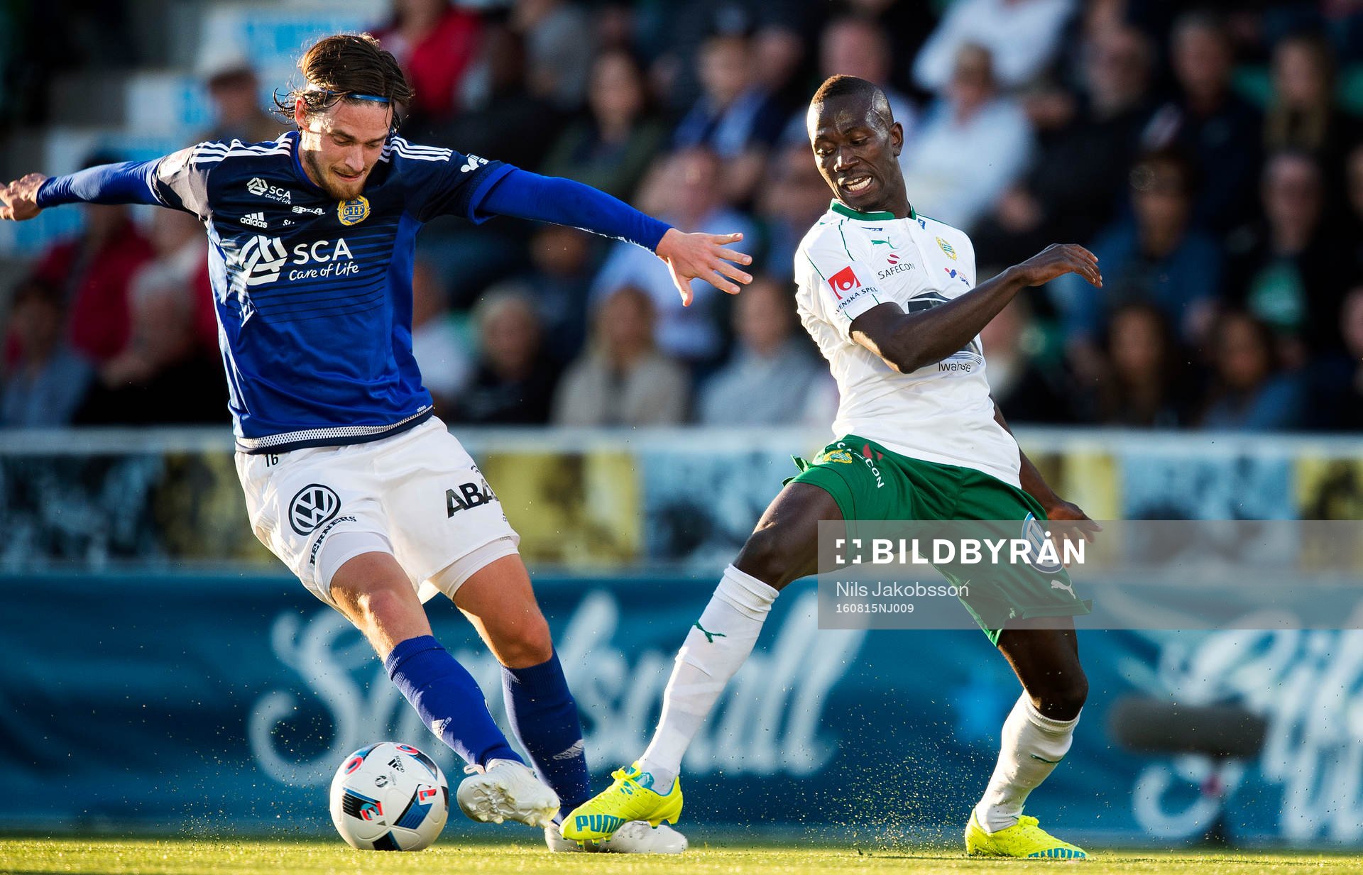 Sundsvalls Robin Tranberg och Hammarbys Pa Amat Dibba