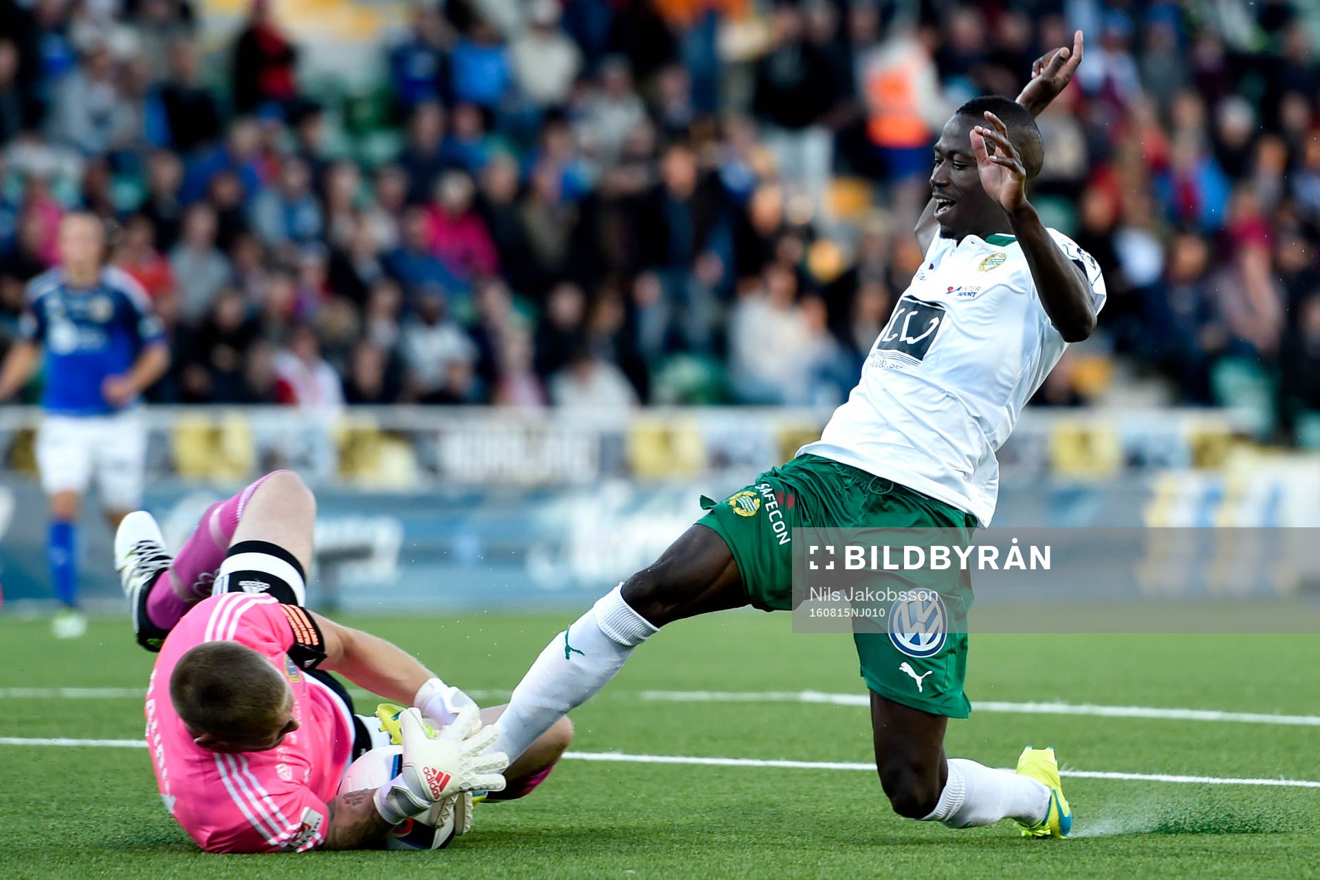 Hammarbys Pa Amat Dibba går in tufft mot Sundsvalls målvakt Tommy Naurin under fotbollsmatchen i Allsvenskan mellan GIF Sundsvall och Hammarby den 15 augusti 2016 i Sundsvall.