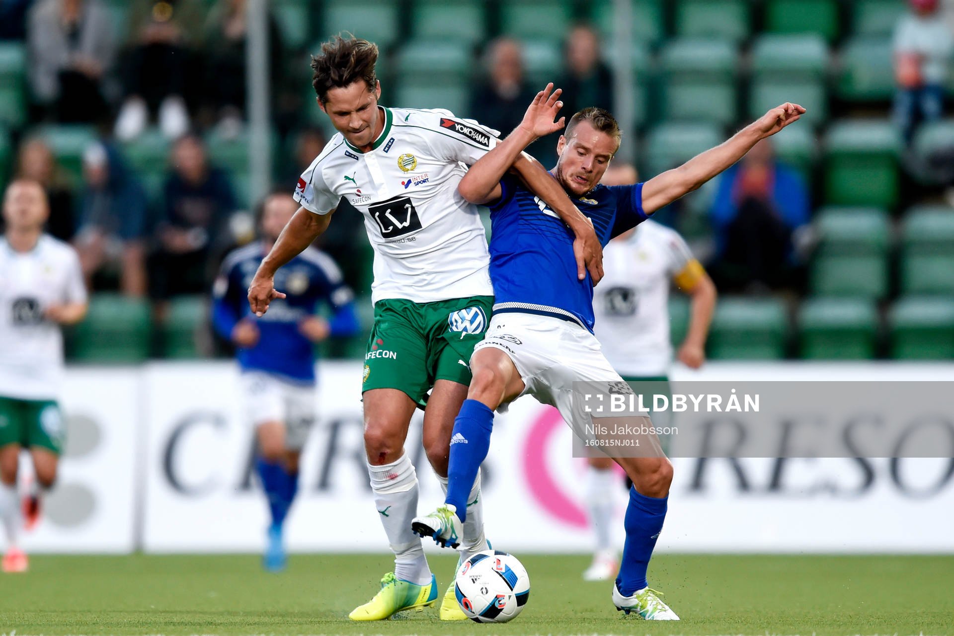 Hammarbys Philip Haglund och Sundsvalls Eric Larsson under fotbollsmatchen i Allsvenskan mellan GIF Sundsvall och Hammarby den 15 augusti 2016 i Sundsvall.