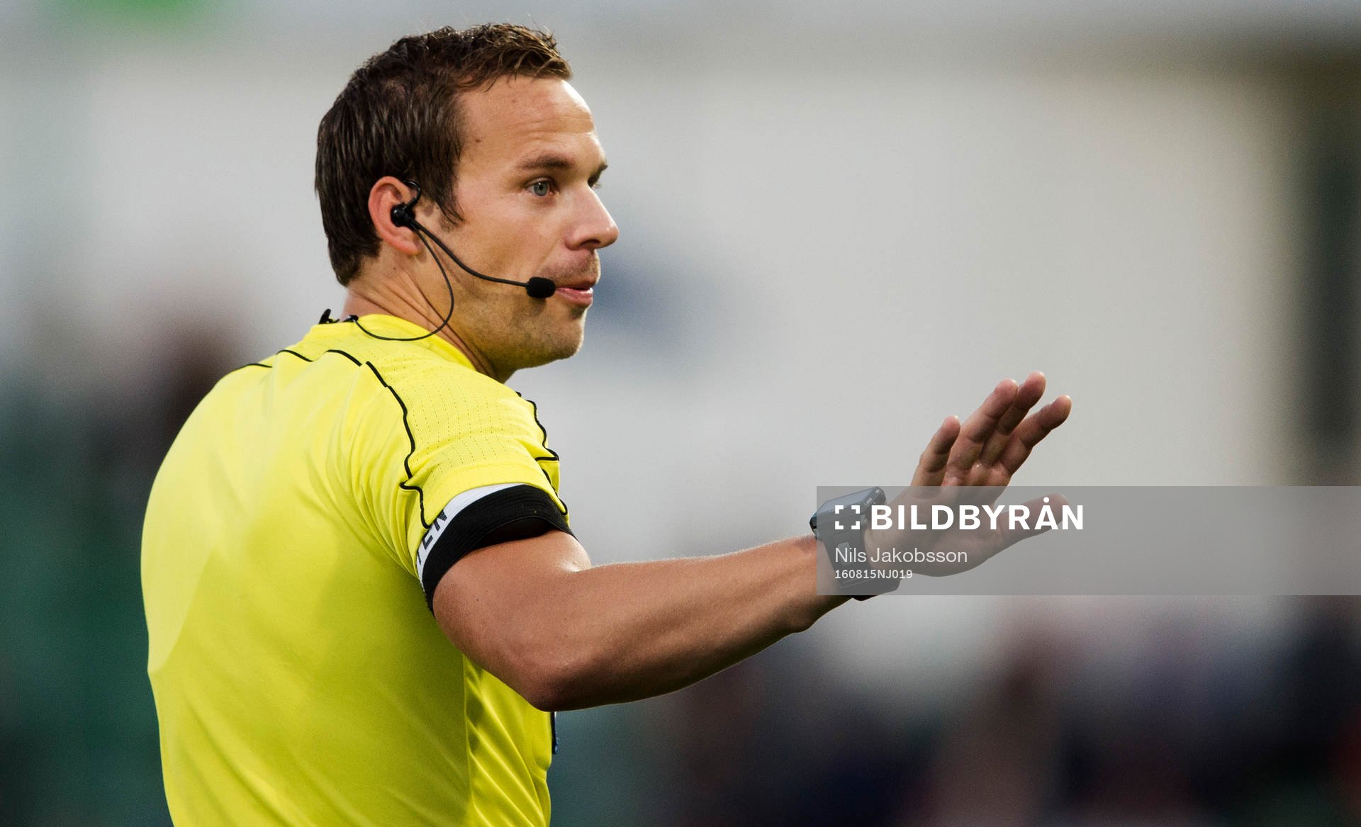 Domare Kristoffer Karlsson under fotbollsmatchen i Allsvenskan mellan GIF Sundsvall och Hammarby den 15 augusti 2016 i Sundsvall.