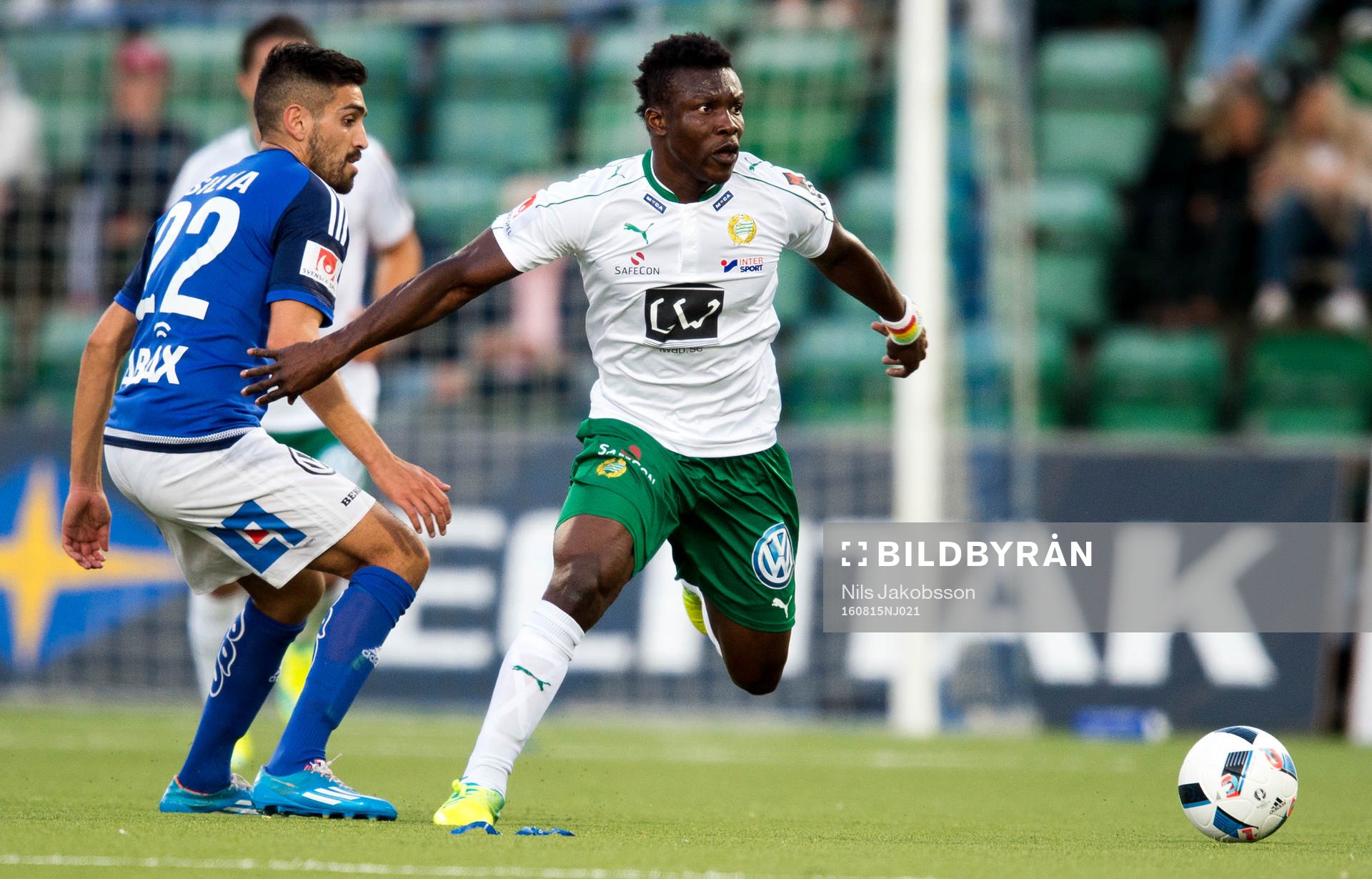 Sundsvalls Stefan Silva och Hammarbys Joseph Aidoo under fotbollsmatchen i Allsvenskan mellan GIF Sundsvall och Hammarby den 15 augusti 2016 i Sundsvall.