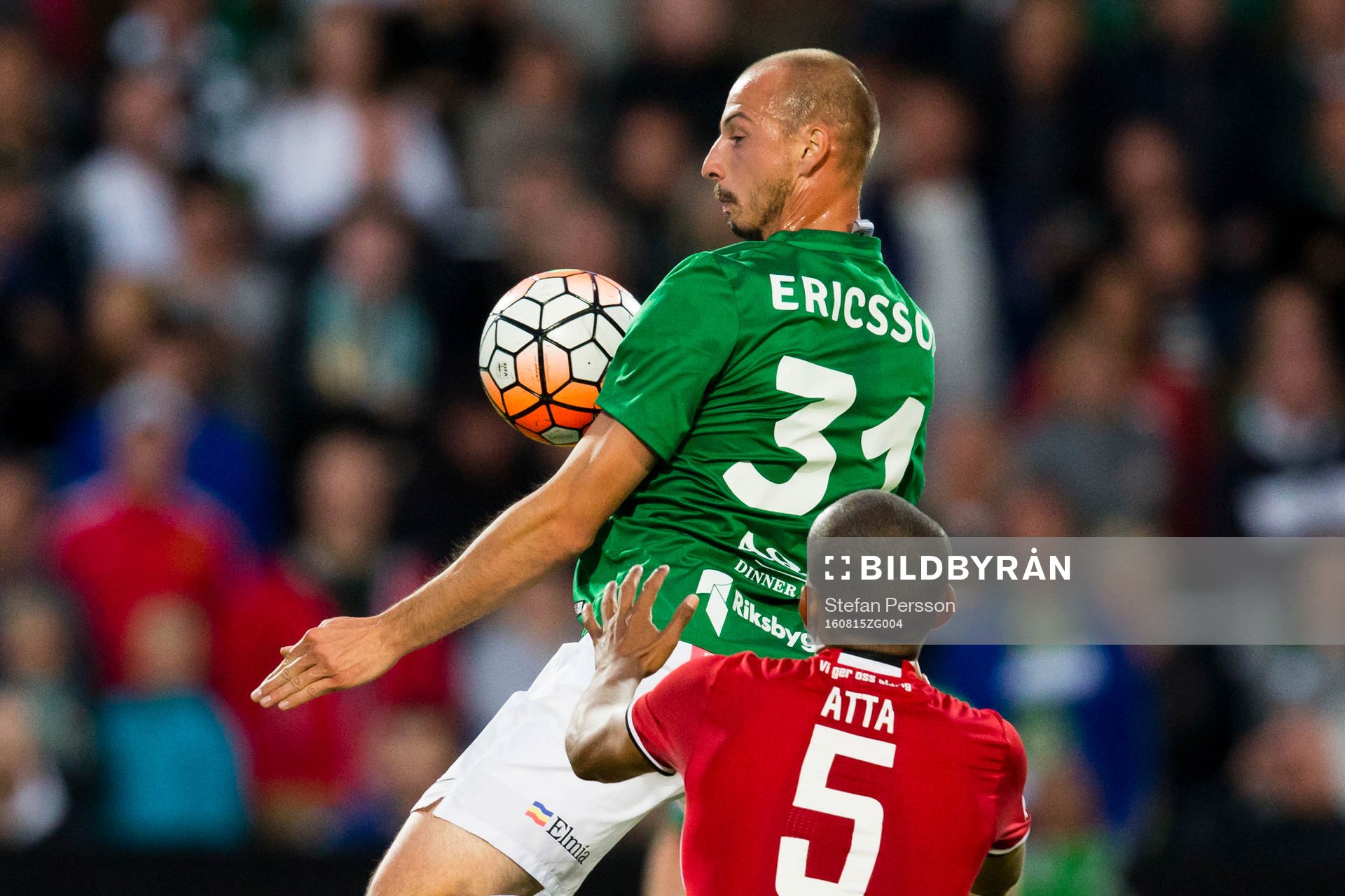 Jönköpings Pär Eriksson tar ner bollen i kamp med Östersunds Walid Atta under fotbollsmatchen i Allsvenskan mellan Jönköping och Östersund den 15 augusti 2016 i Jönköping.