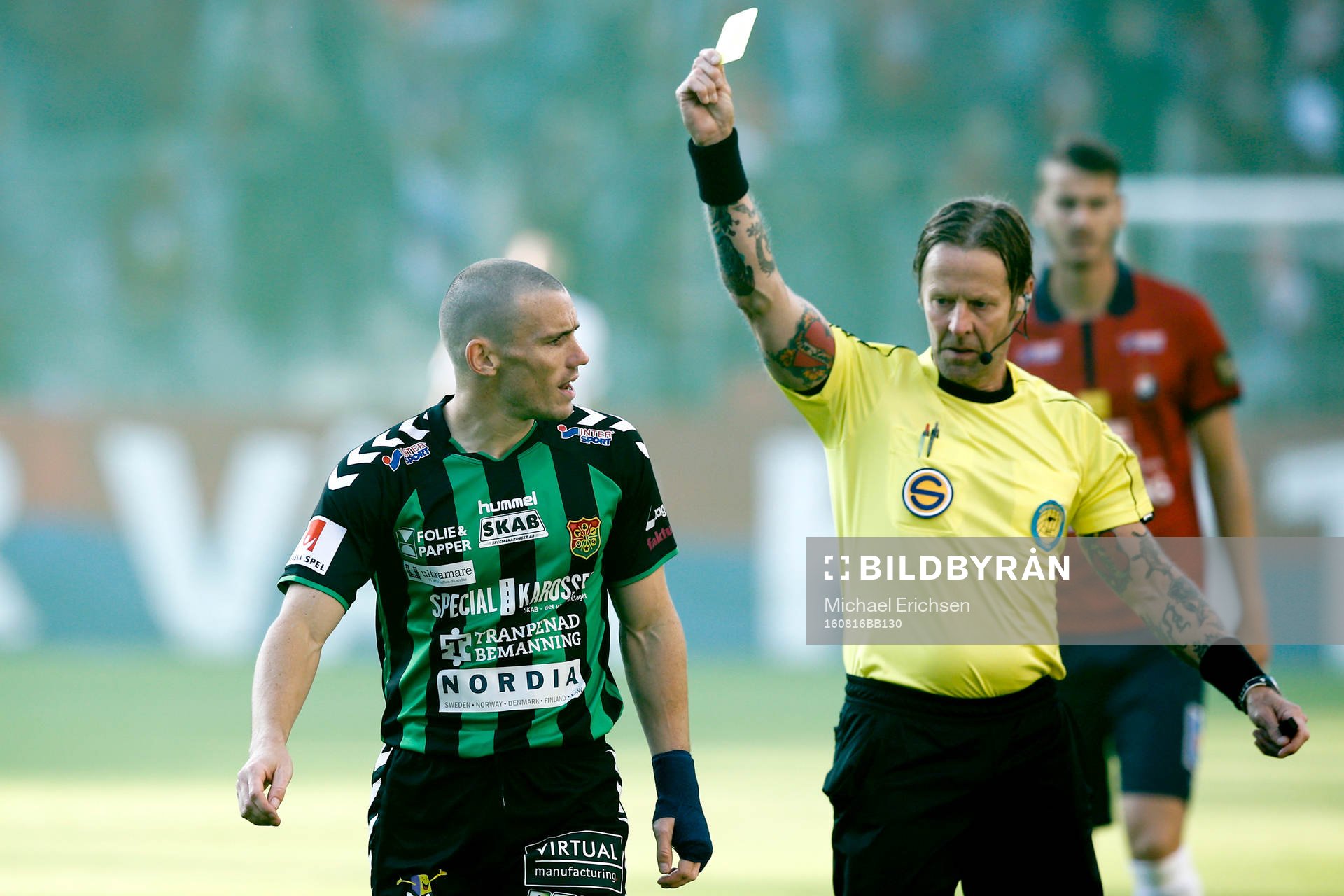 GAIS James Sinclair får ett gult kort av domaren Lars