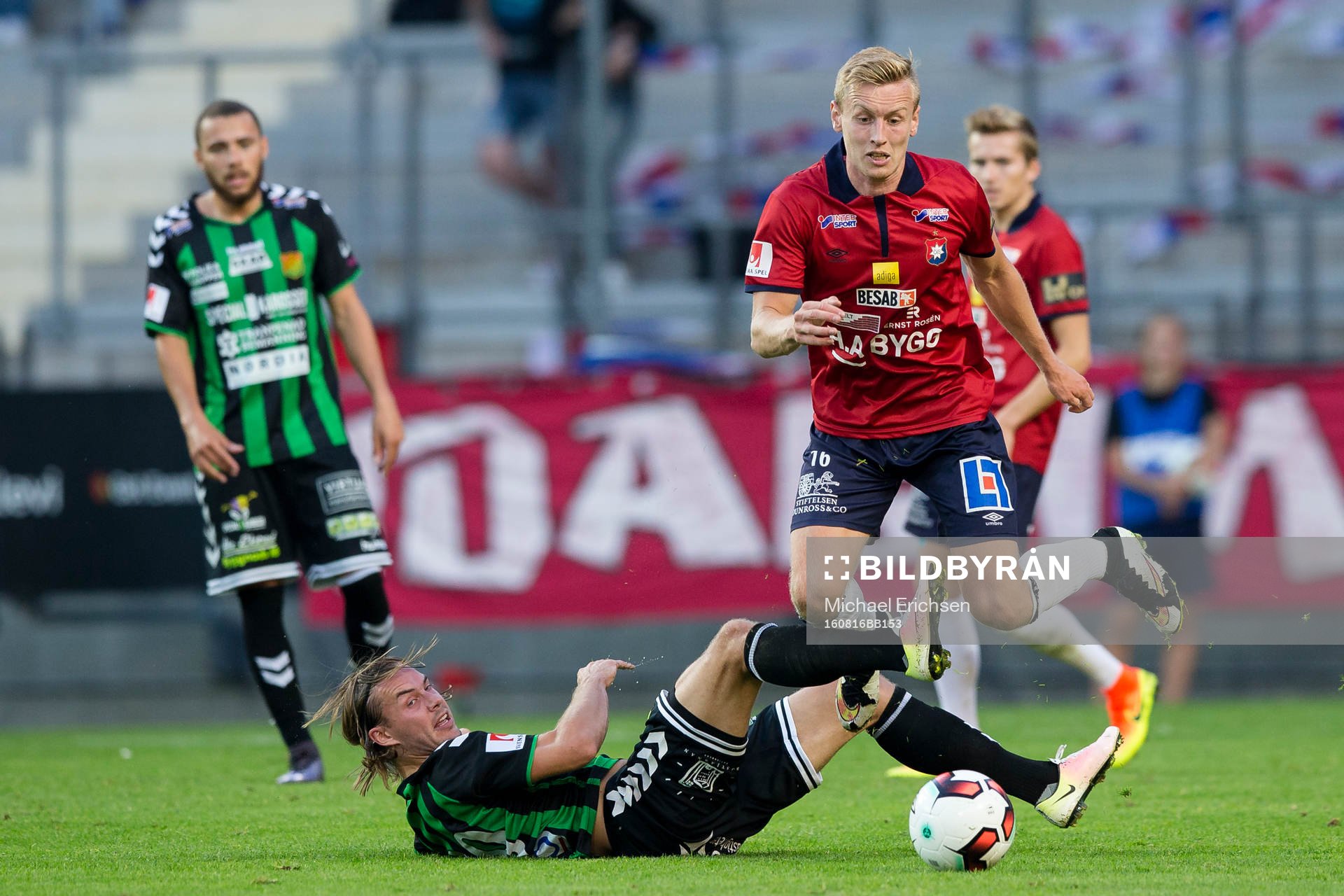 GAIS Danny Ervik glidtacklar Örgrytes Sebastian Ohlsson