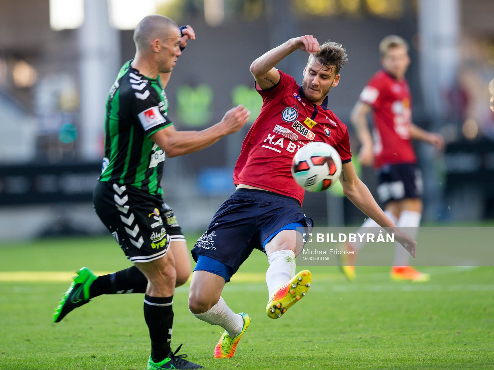 Örgrytes Johan Hammar tacklar GAIS James Sinclair och får