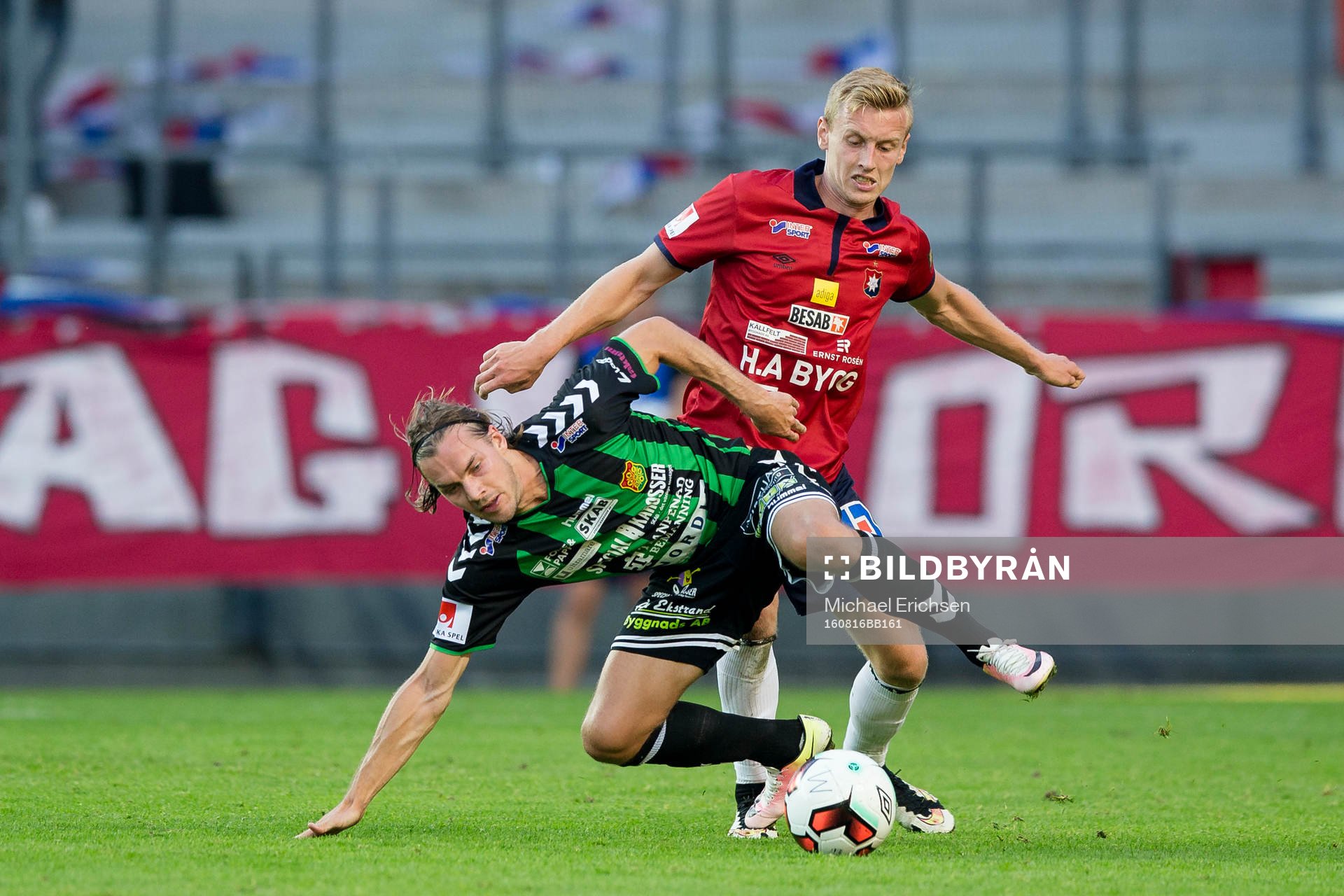 GAIS Danny Ervik i kamp med Örgrytes Sebastian Ohlsson under fotbollsmatchen i Superettan mellan Örgryte och GAIS den 16 augusti 2016 i Göteborg.