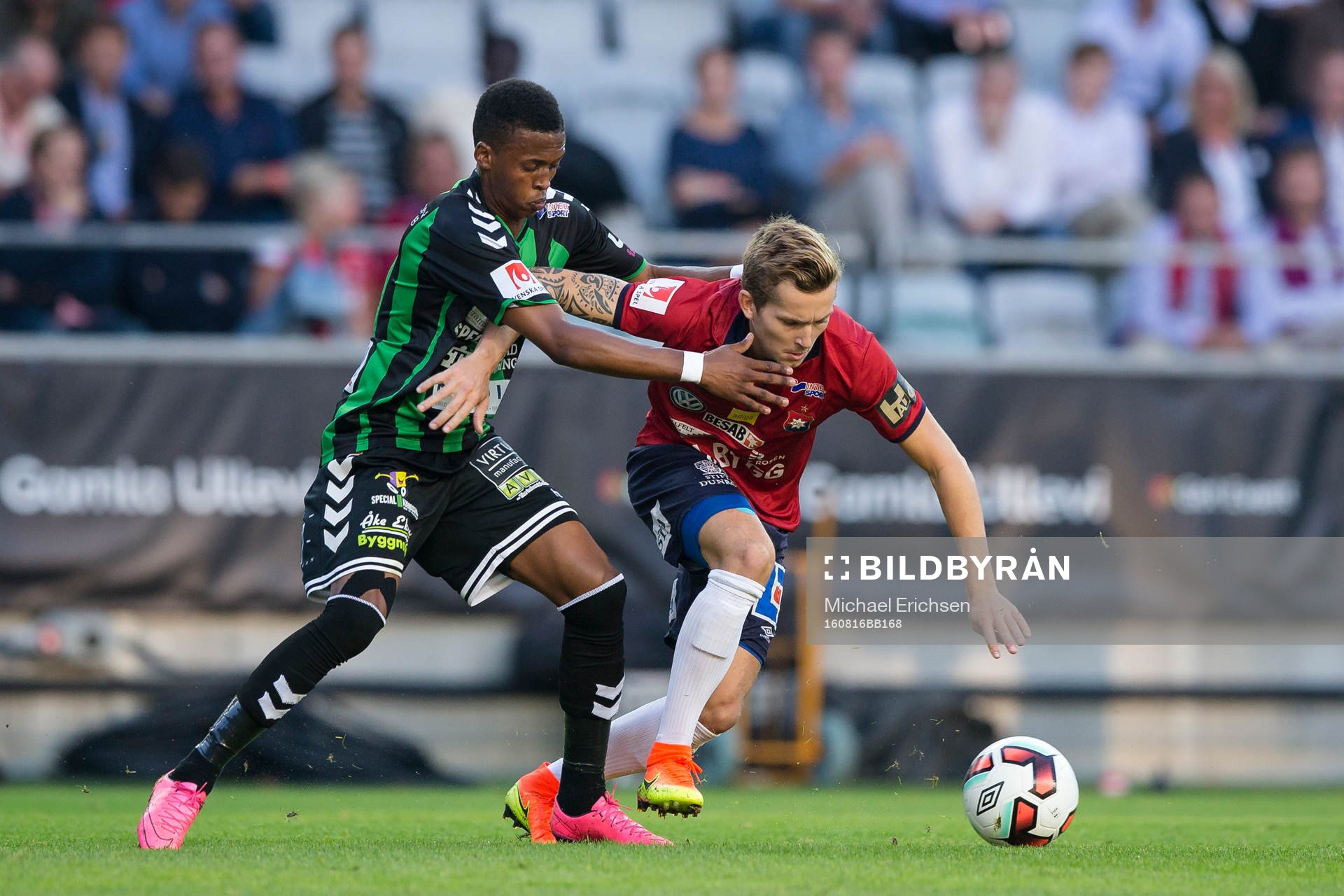 GAIS Luther Singh i kamp med Örgrytes Andreas Östling under fotbollsmatchen i Superettan mellan Örgryte och GAIS den 16 augusti 2016 i Göteborg.